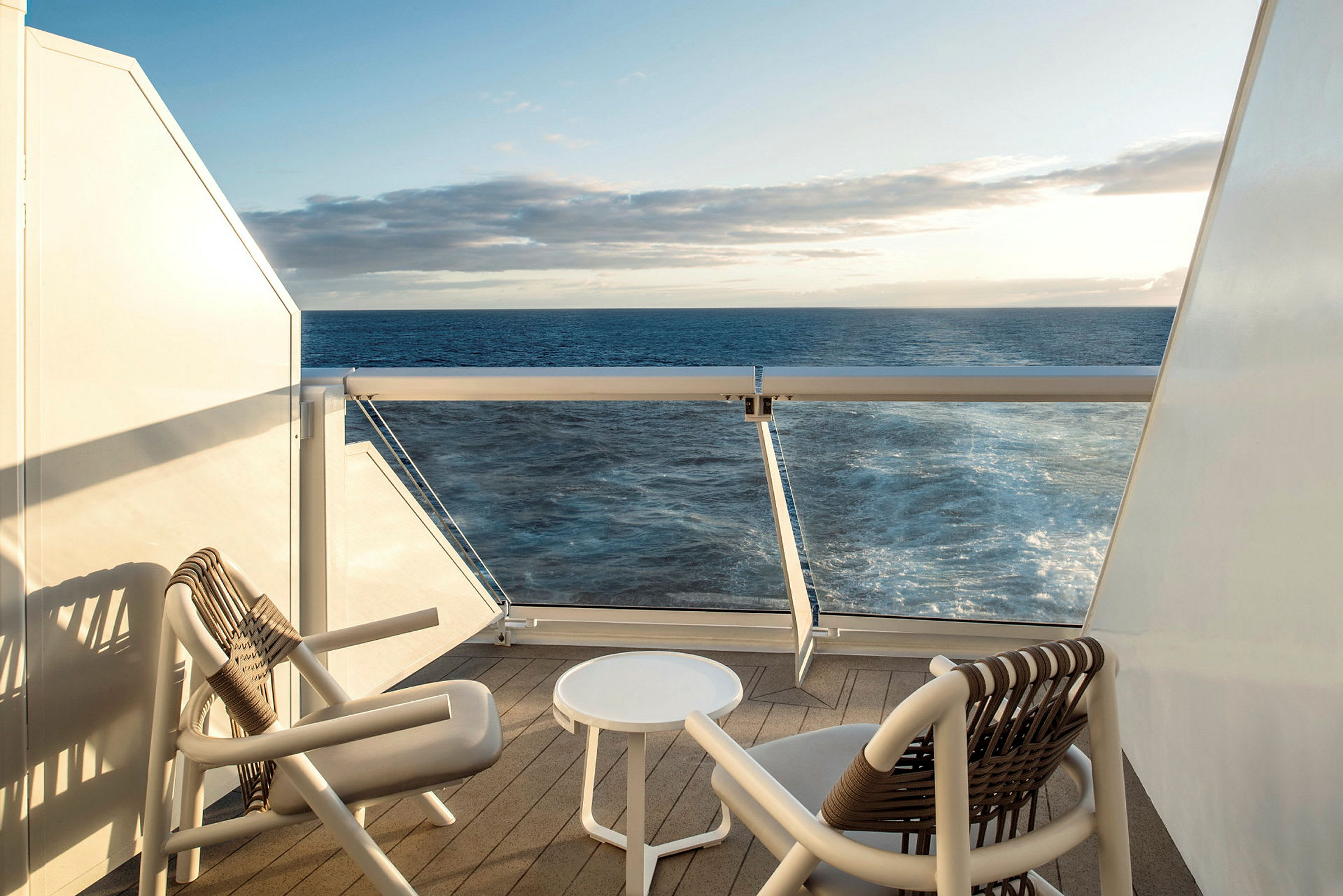 Bilden är lånad från systerfartyget Celebrity Edge. Innehåll, utseende och faciliteter kan skilja sig