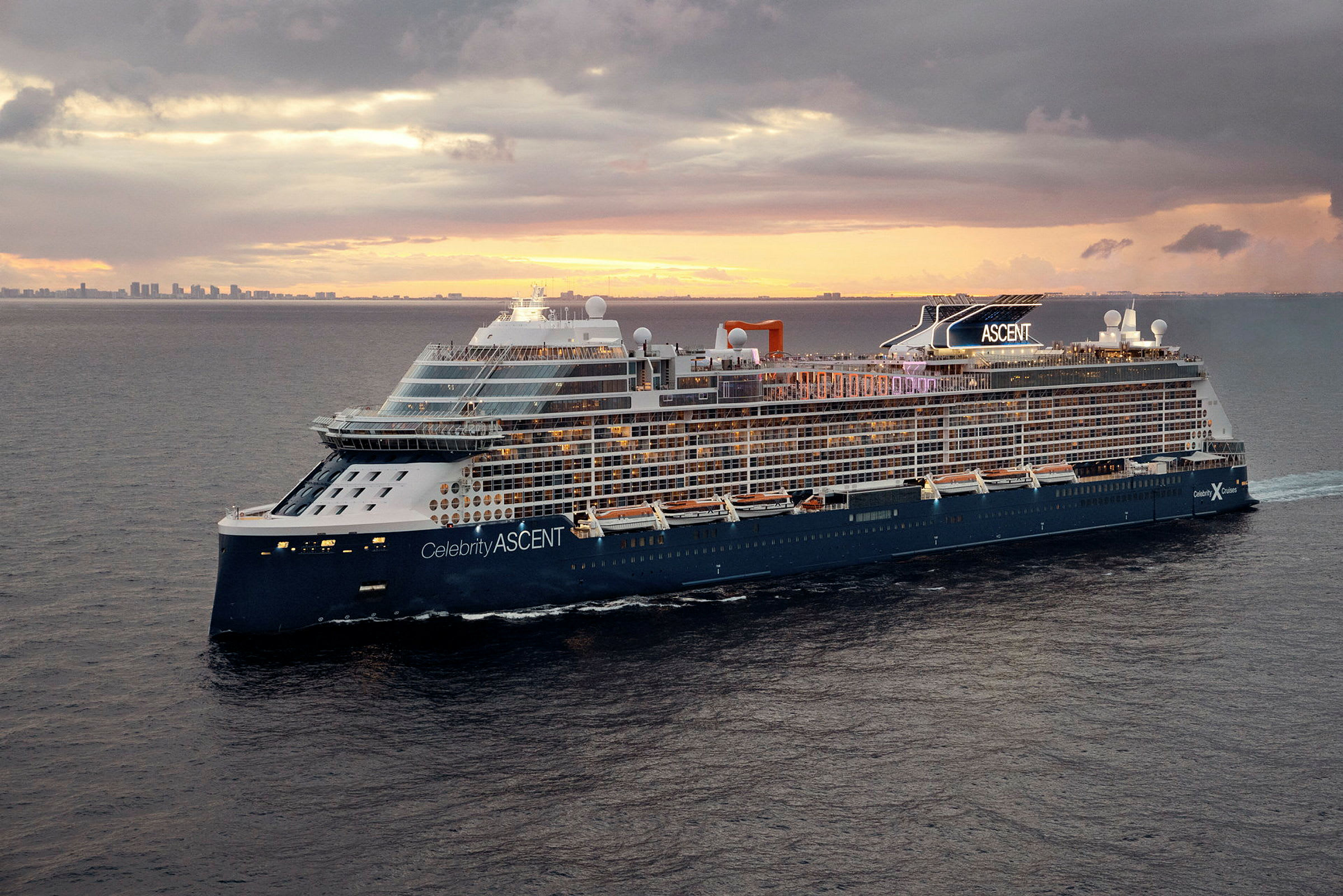Ett kryssningsfartyg med märket Celebrity Ascent på havet, mot en bakgrund med solnedgång. (AI-genererad text)