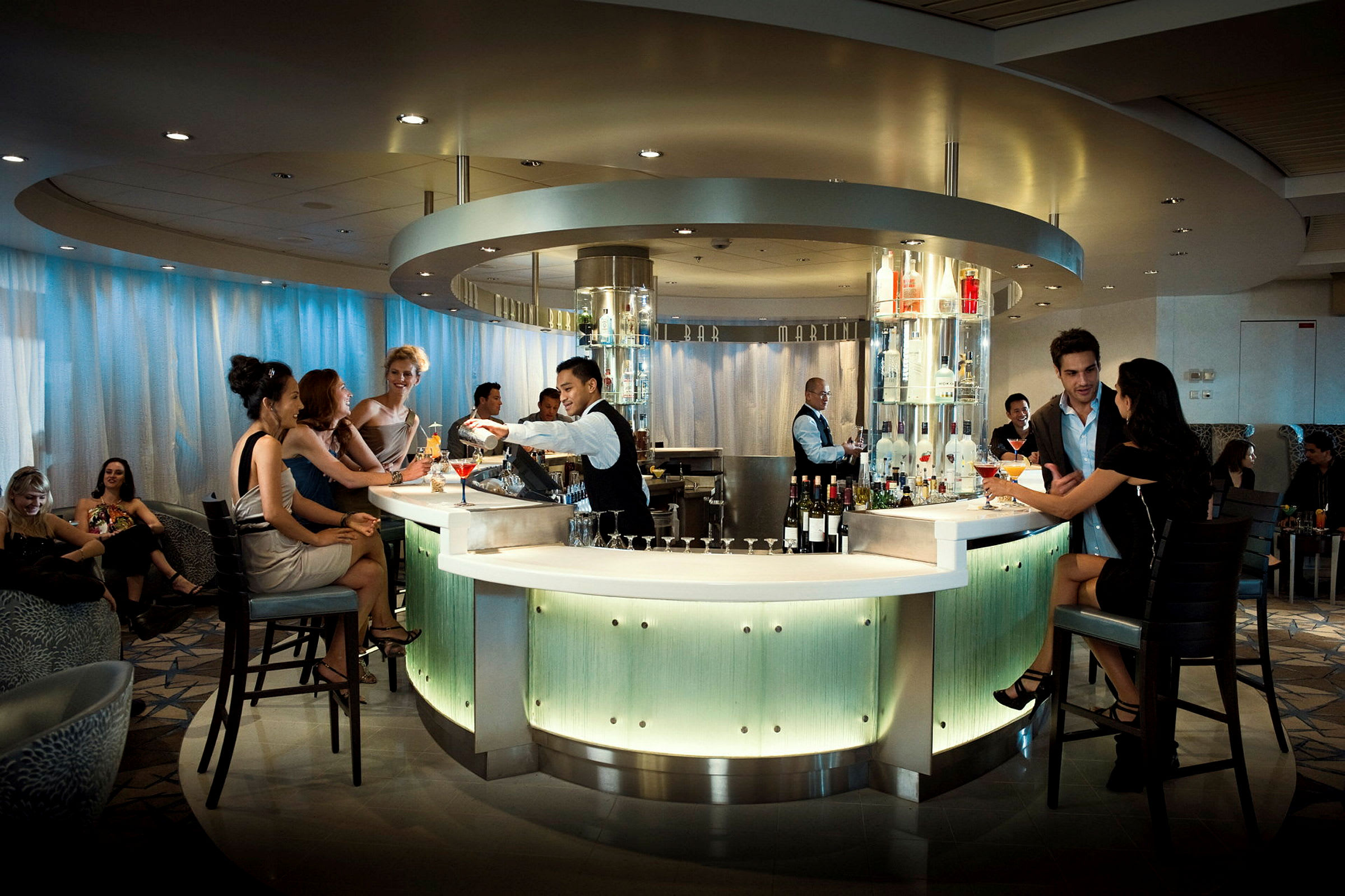 Bar med modern design och gäster som samtalar. (AI-genererad text)