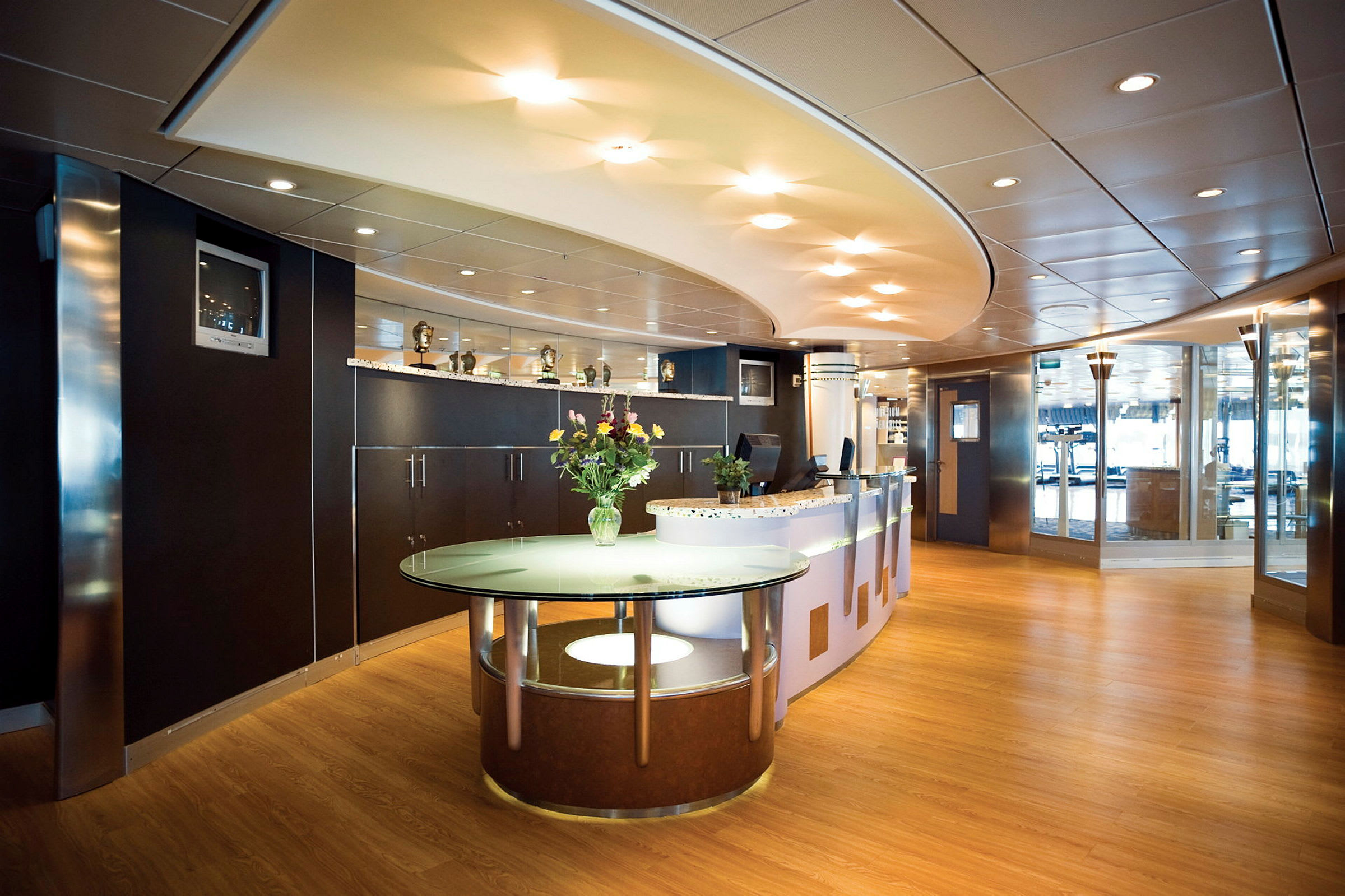 Bild av en modern reception med ett bord och blomdekoration. (AI-genererad text)