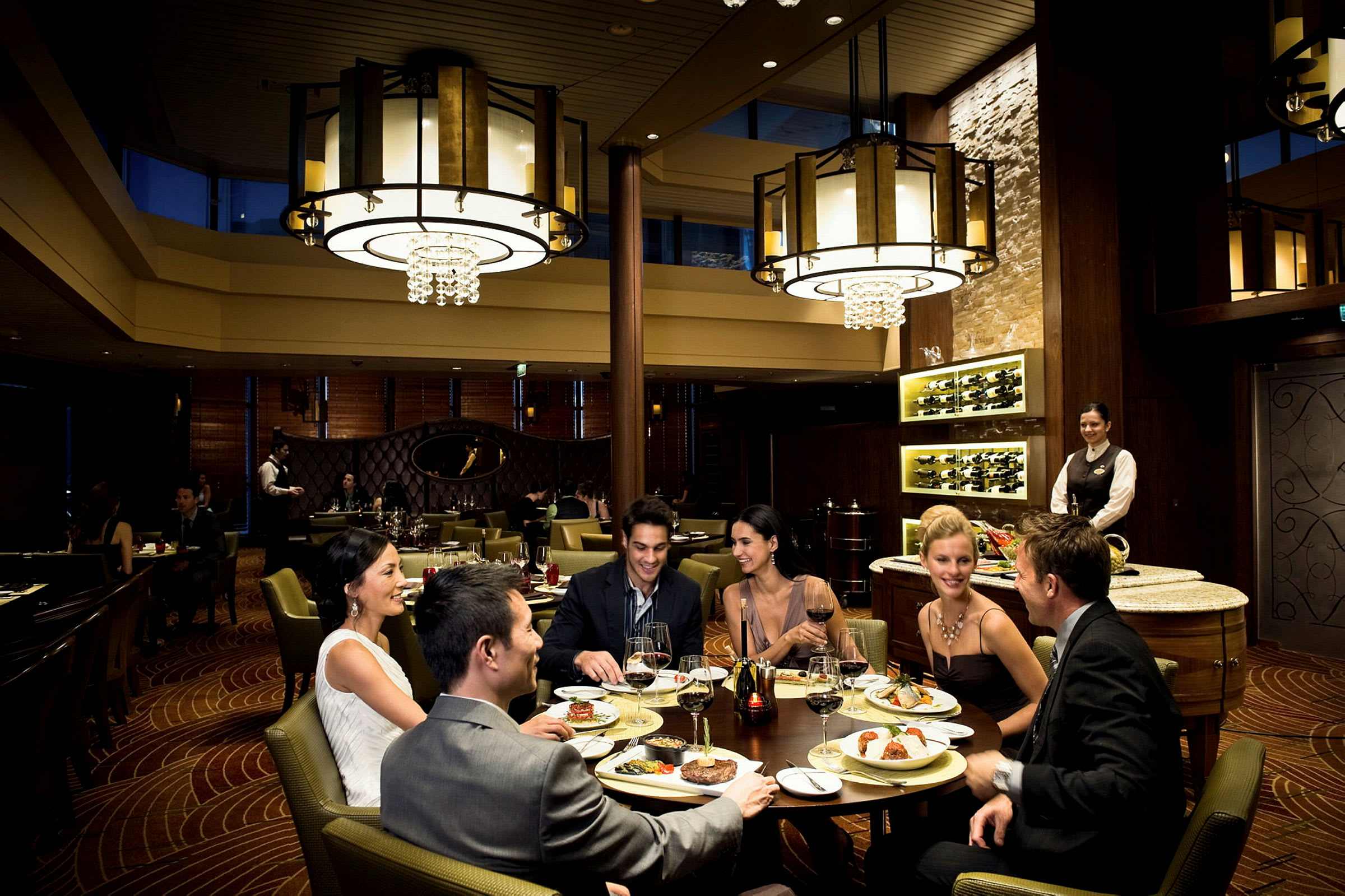 Människor i en elegant restaurang med belysning och modern inredning. (AI-genererad text)