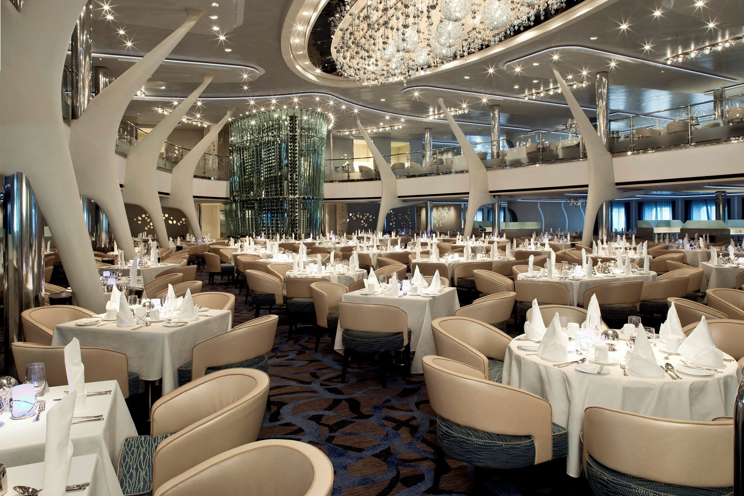 En elegant restaurang med sittplatser och dukade bord. (AI-genererad text)