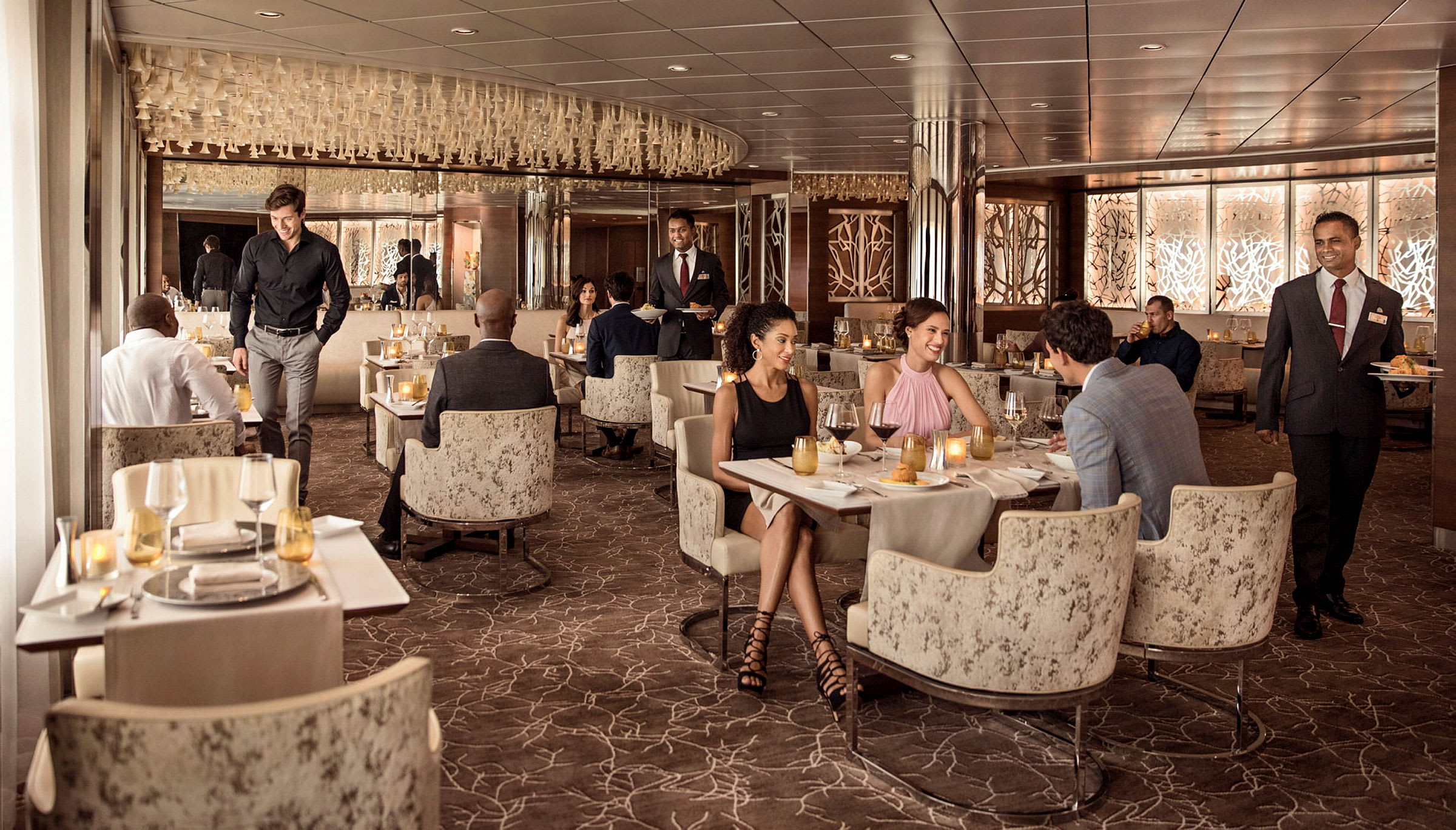 En elegant restaurang med gäster vid bord och servitörer som serverar. (AI-genererad text)