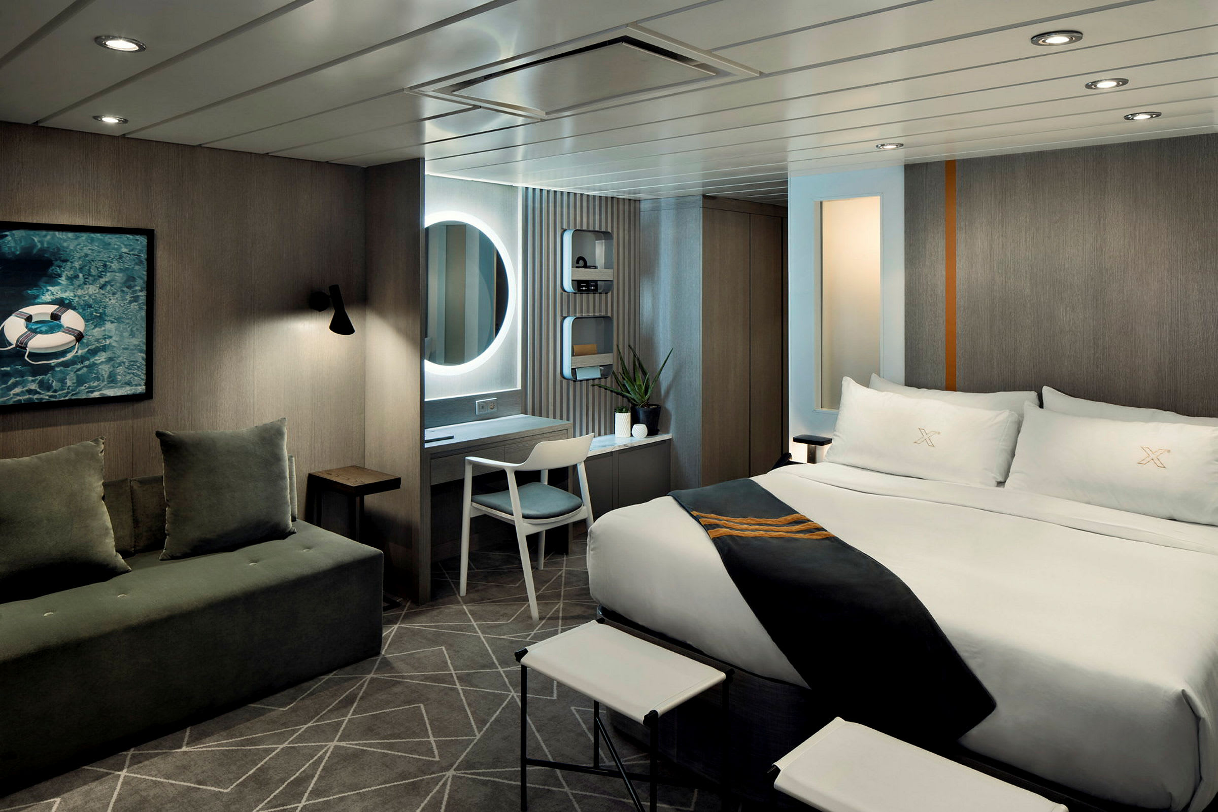 Ett modernt hotellrum med en säng, en soffa och ett skrivbord. (AI-genererad text)