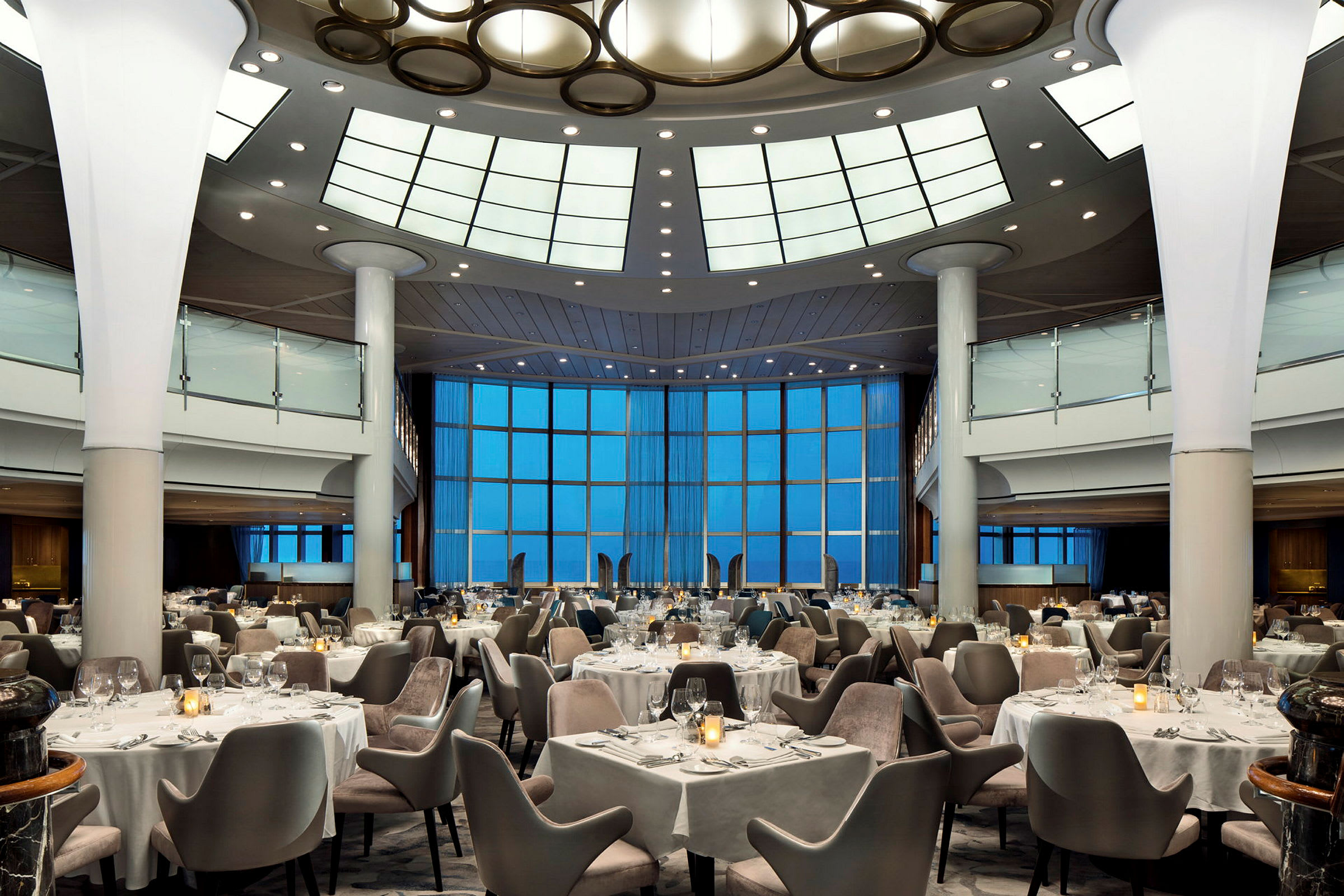 En elegant restaurang med moderna möbler och stora fönster. (AI-genererad text)
