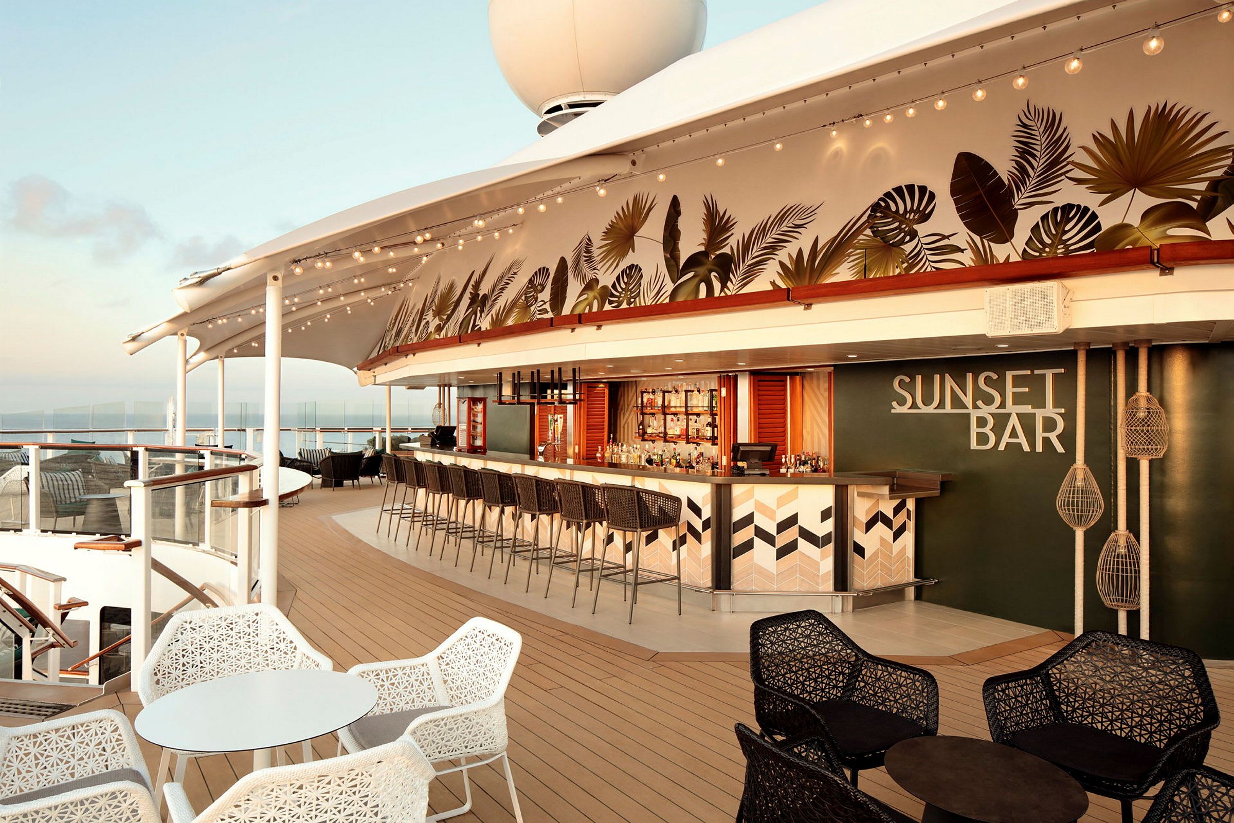 Utomhusbild av en modern bar, Sunset Bar, med sittplatser och dekorativa element. (AI-genererad text)