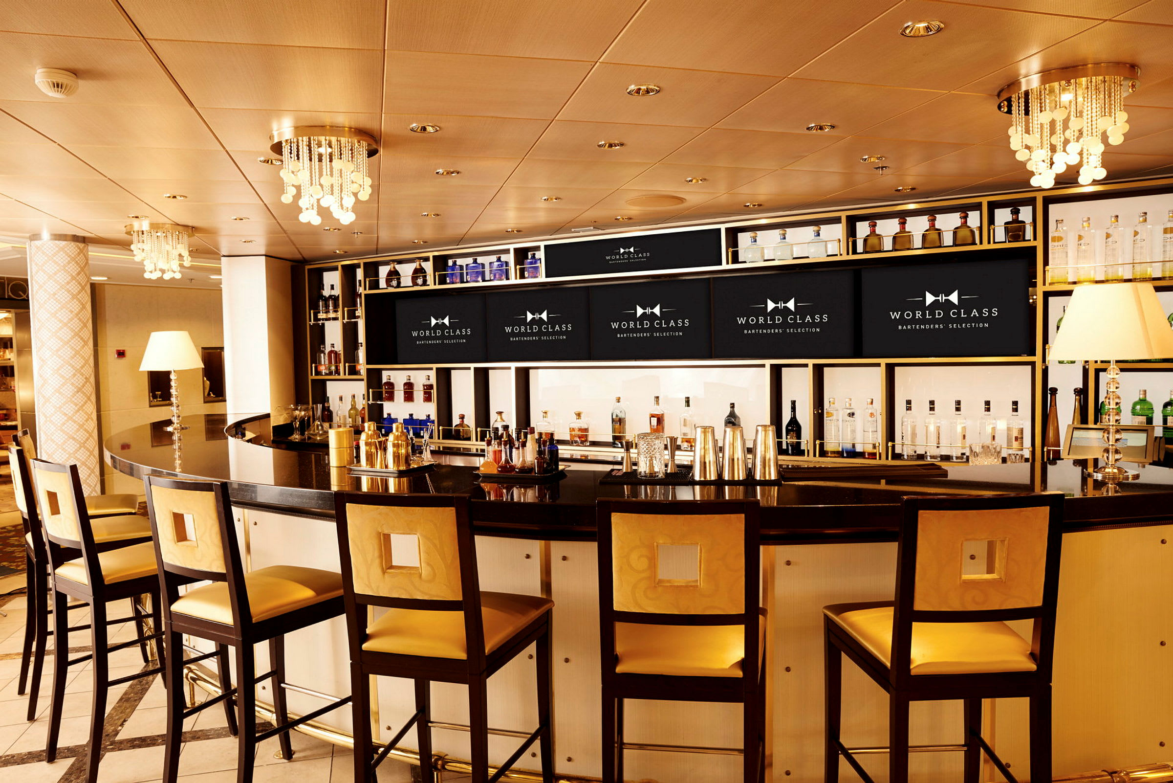 Bar med hög ryggstolar och flaskor på hyllor. (AI-genererad text)