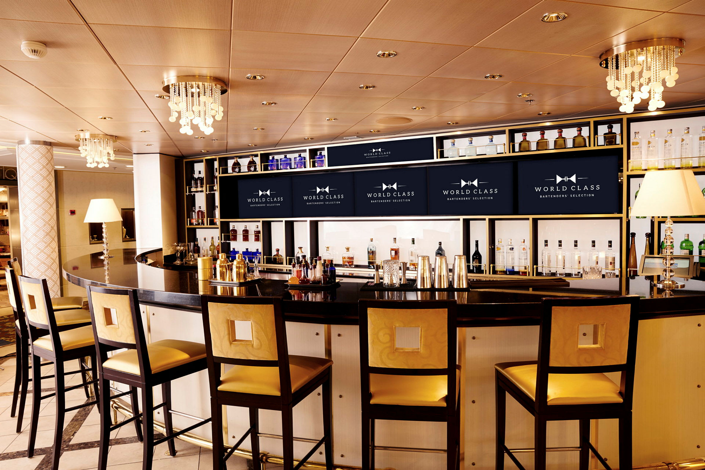 En elegant bar med höga stolar, en välutrustad bardisk och dekorerade hyllor med olika drycker. (AI-genererad text)