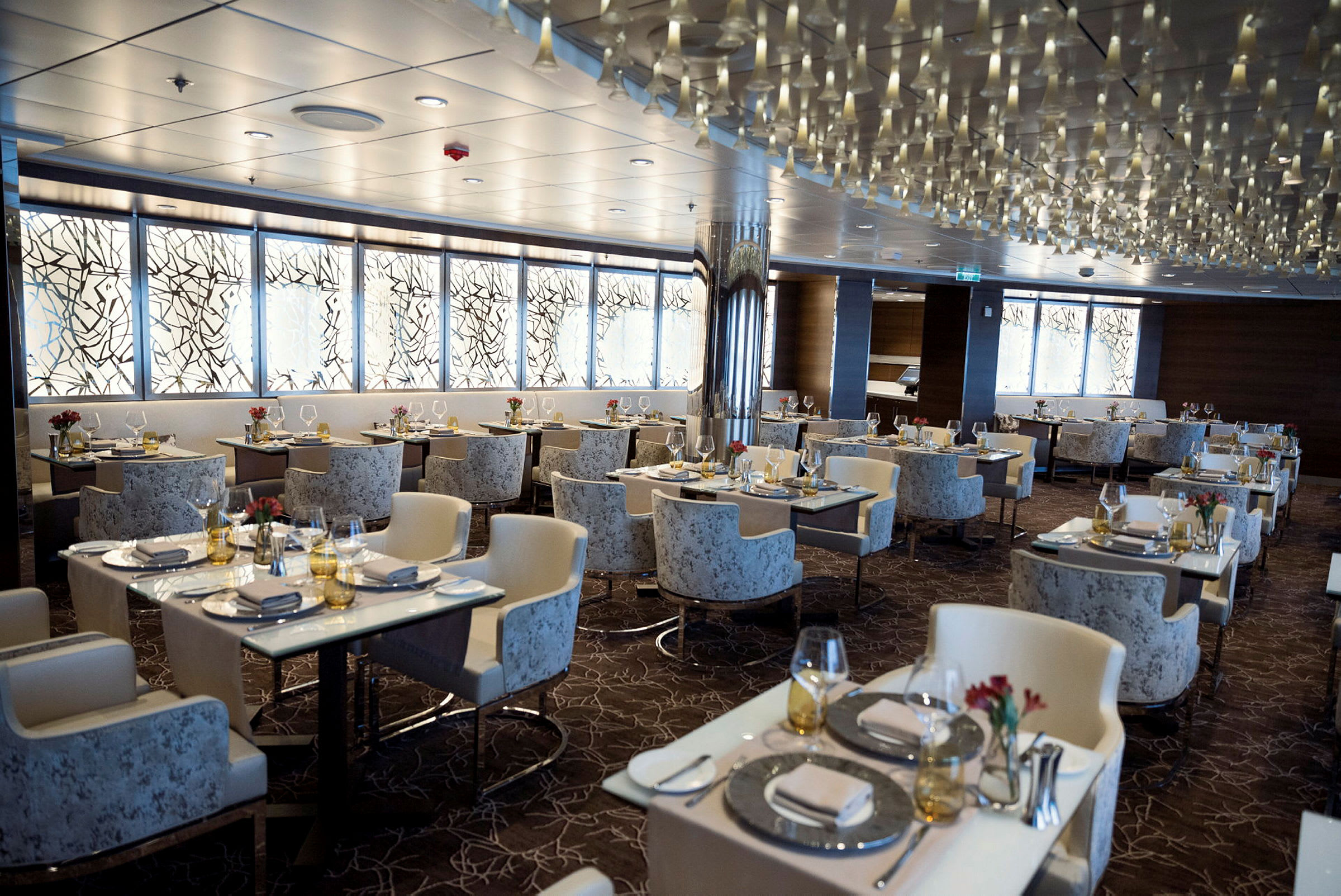 En modern restaurang med elegant inredning, dukade bord och bekväma stolar. (AI-genererad text)