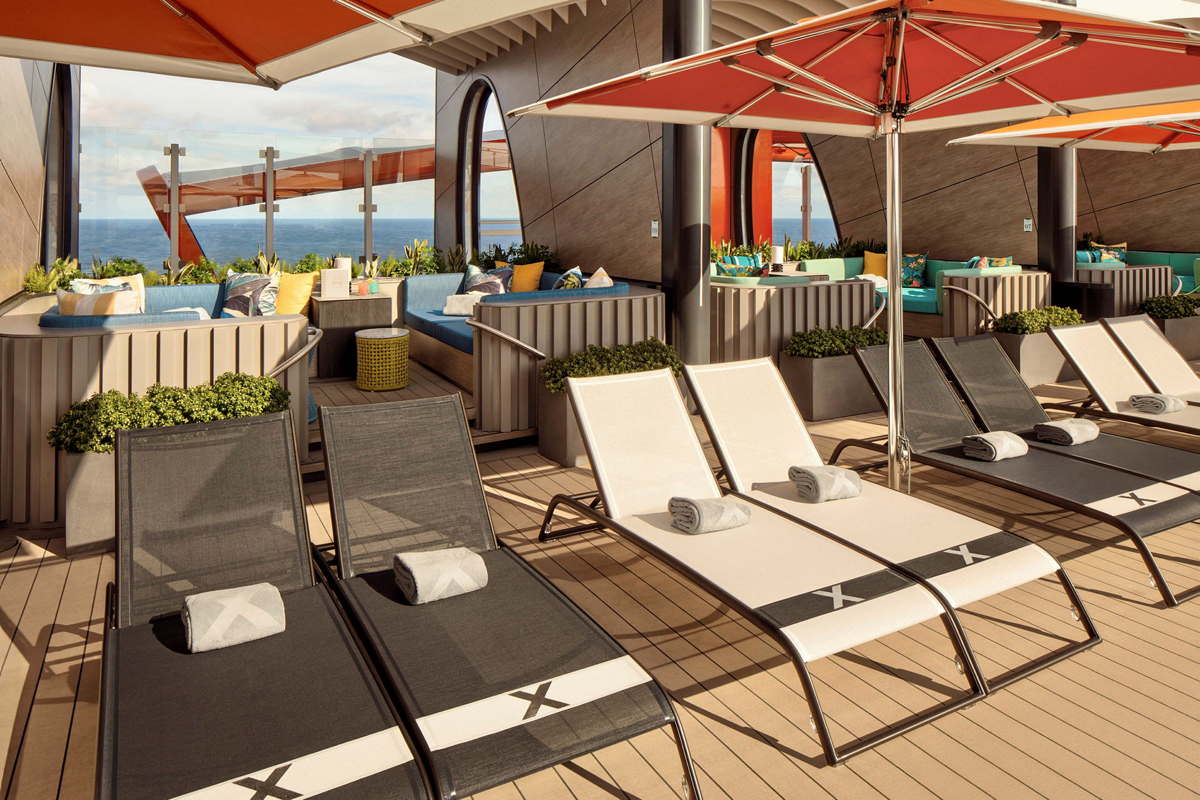 Bild av en solterrass med solstolar, parasoller och sittplatser med havsutsikt. (AI-genererad text)
