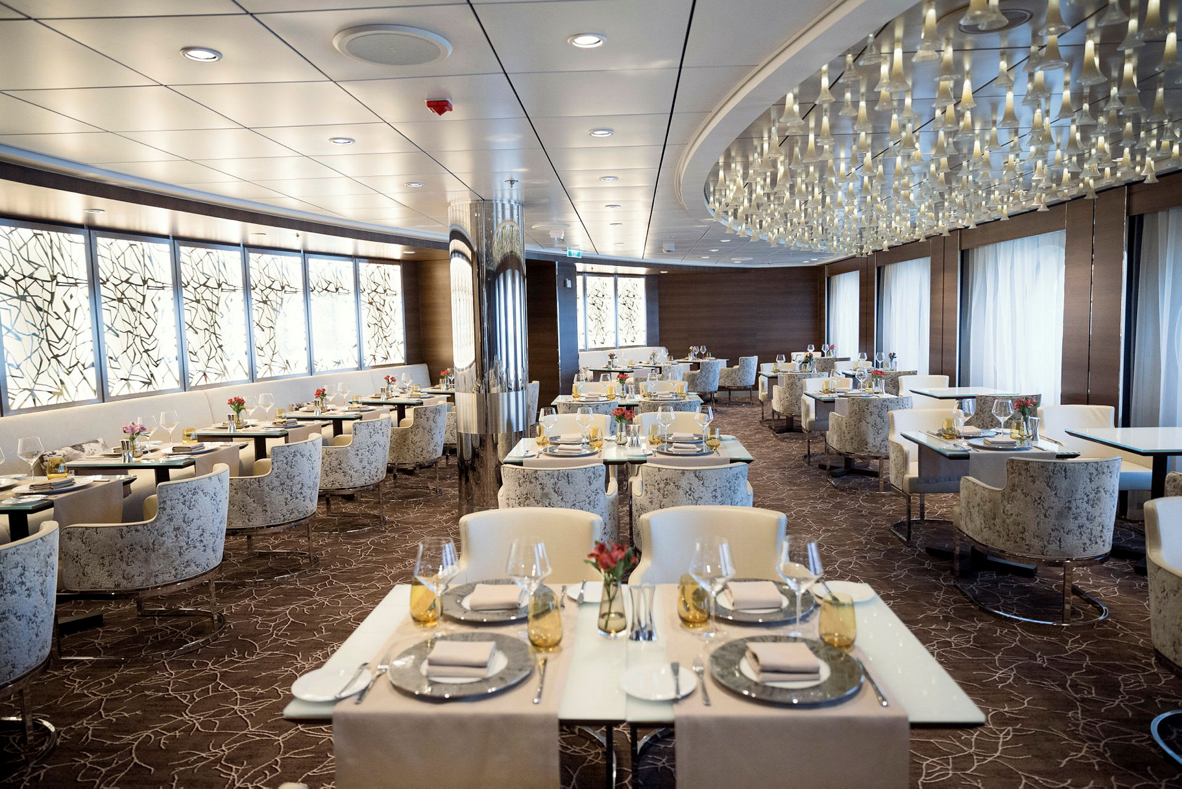 En elegant restaurang med uppsatta bord och stolar. (AI-genererad text)