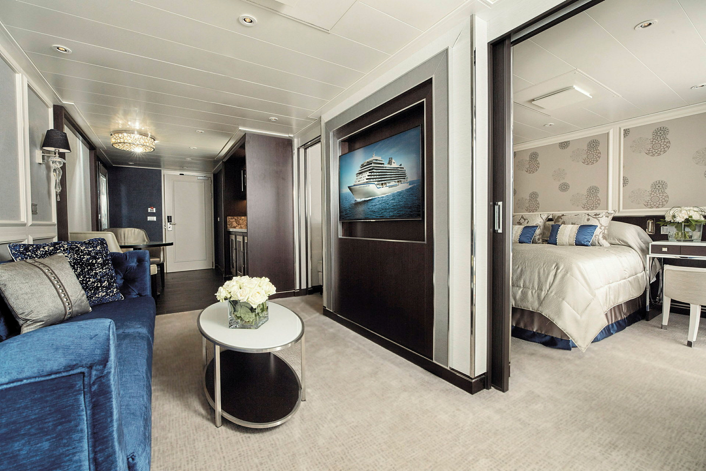 Ett lyxigt möblerat hotellrum med en säng, soffa och ett bord. (AI-genererad text)