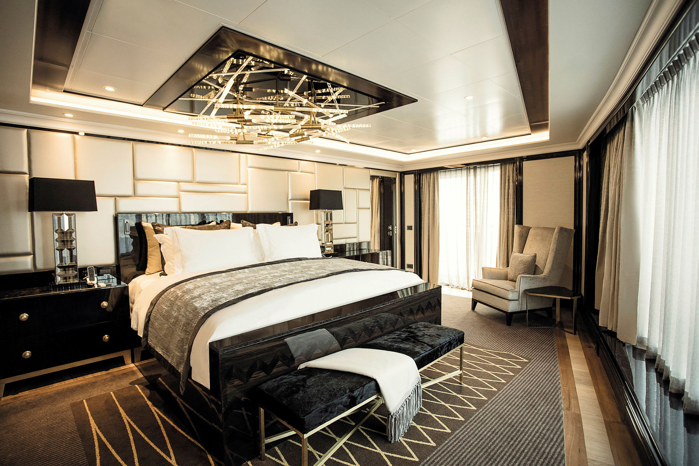 Ett elegant hotellrum med stor säng och modern inredning. (AI-genererad text)