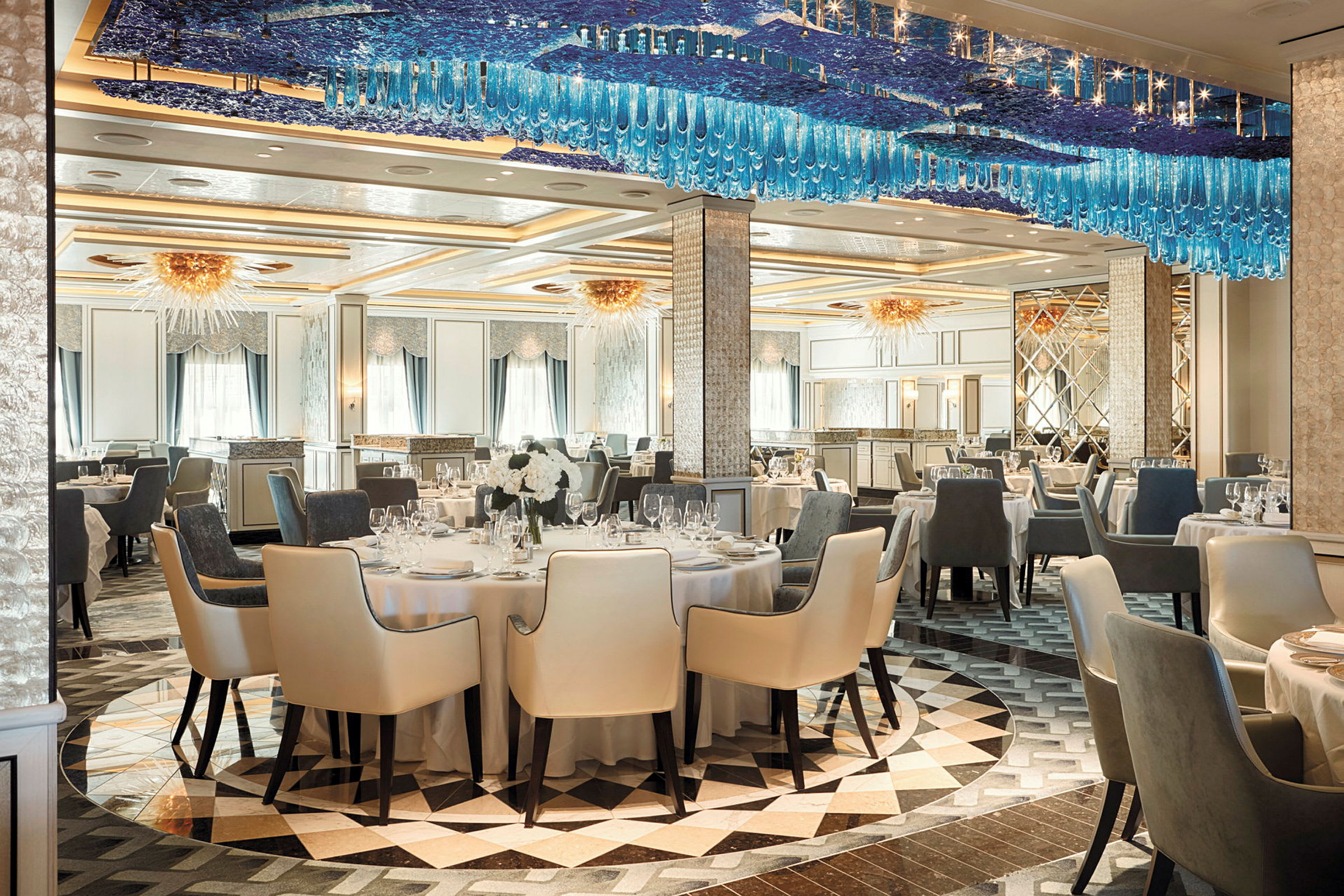 Bild av en elegant restaurang med dukade bord och dekorativa ljuskronor. (AI-genererad text)