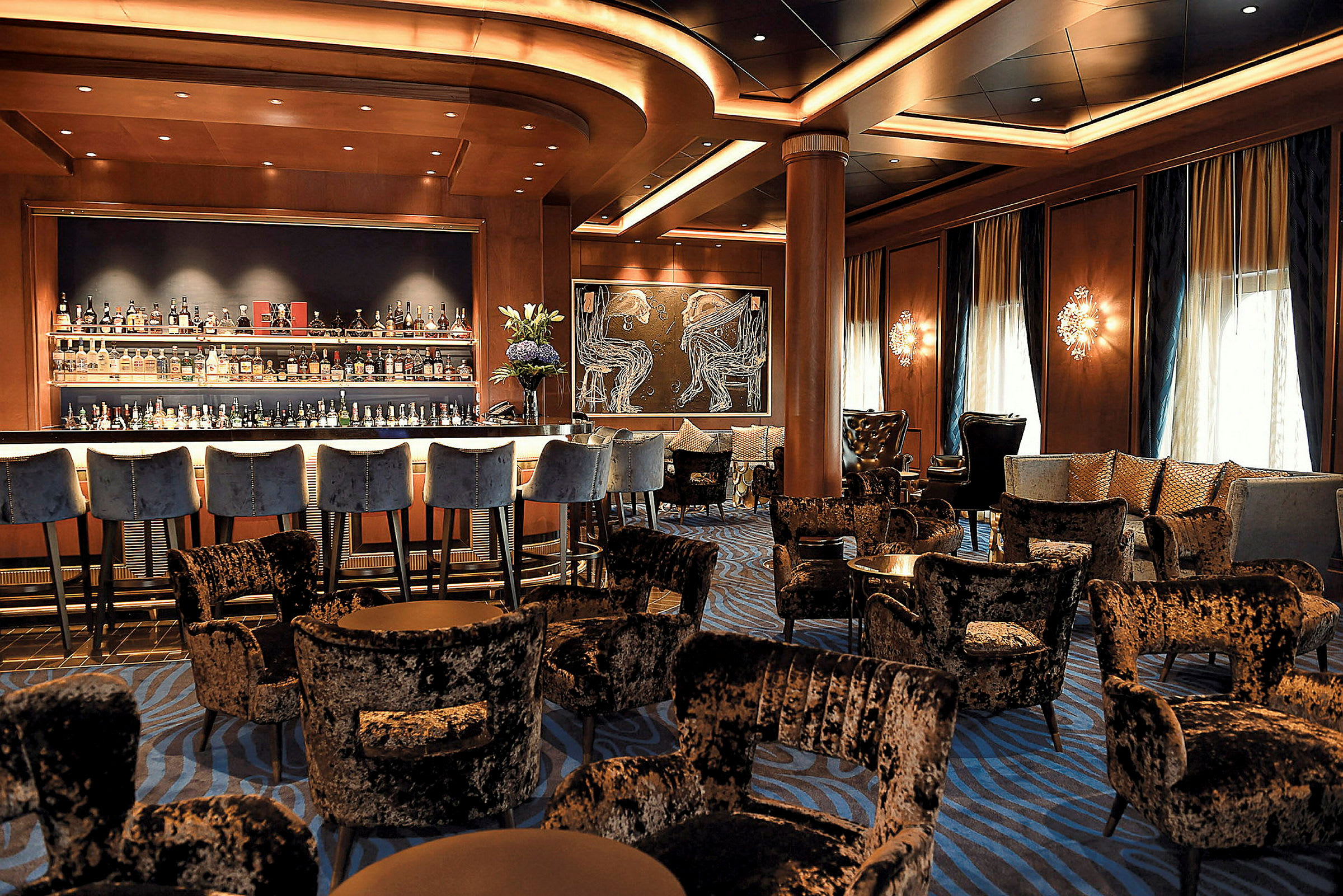En elegant hotellbar med sittplatser, dekorativa element och en välfylld bardisk. (AI-genererad text)