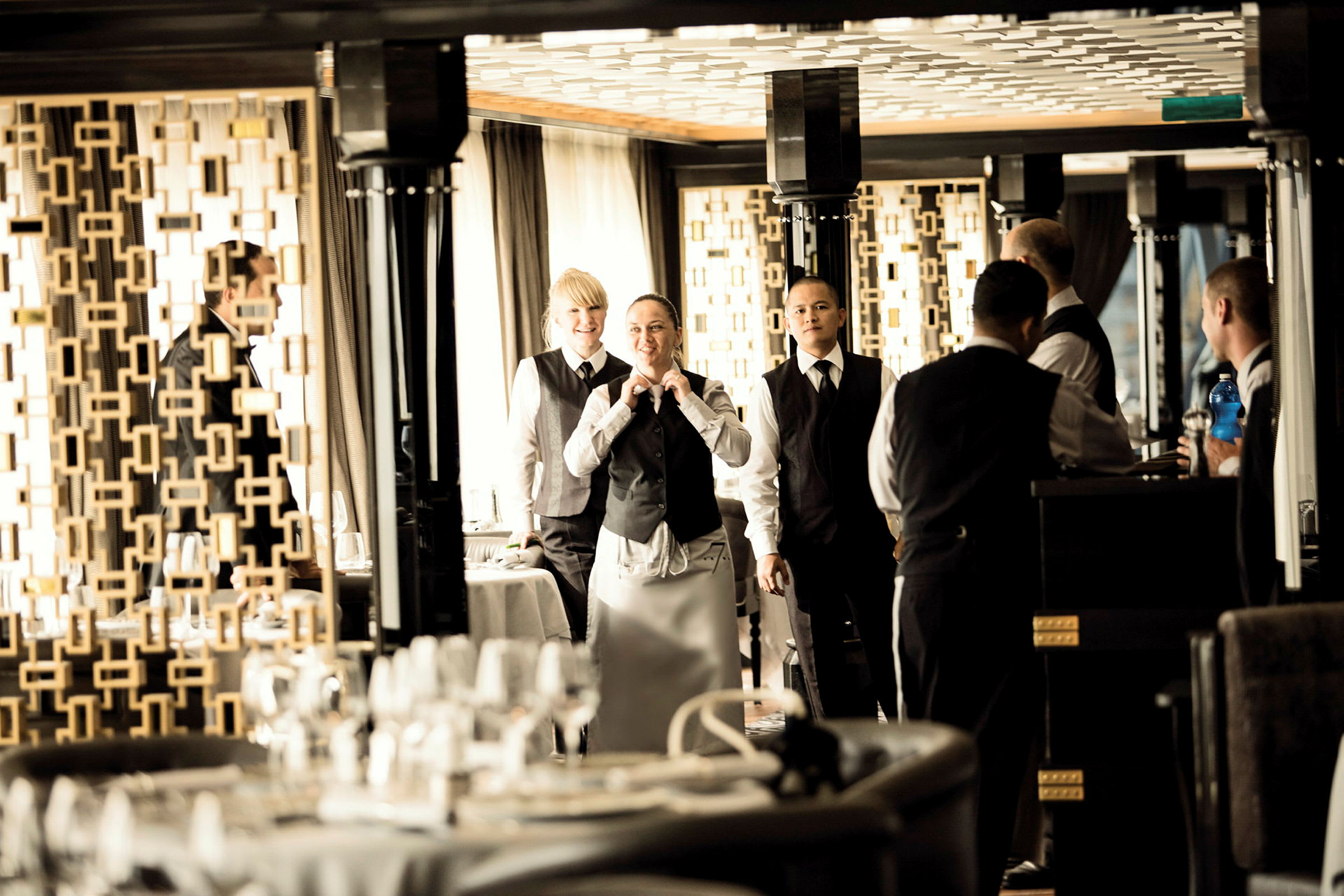 Servitörer i uniform i en restaurang. (AI-genererad text)