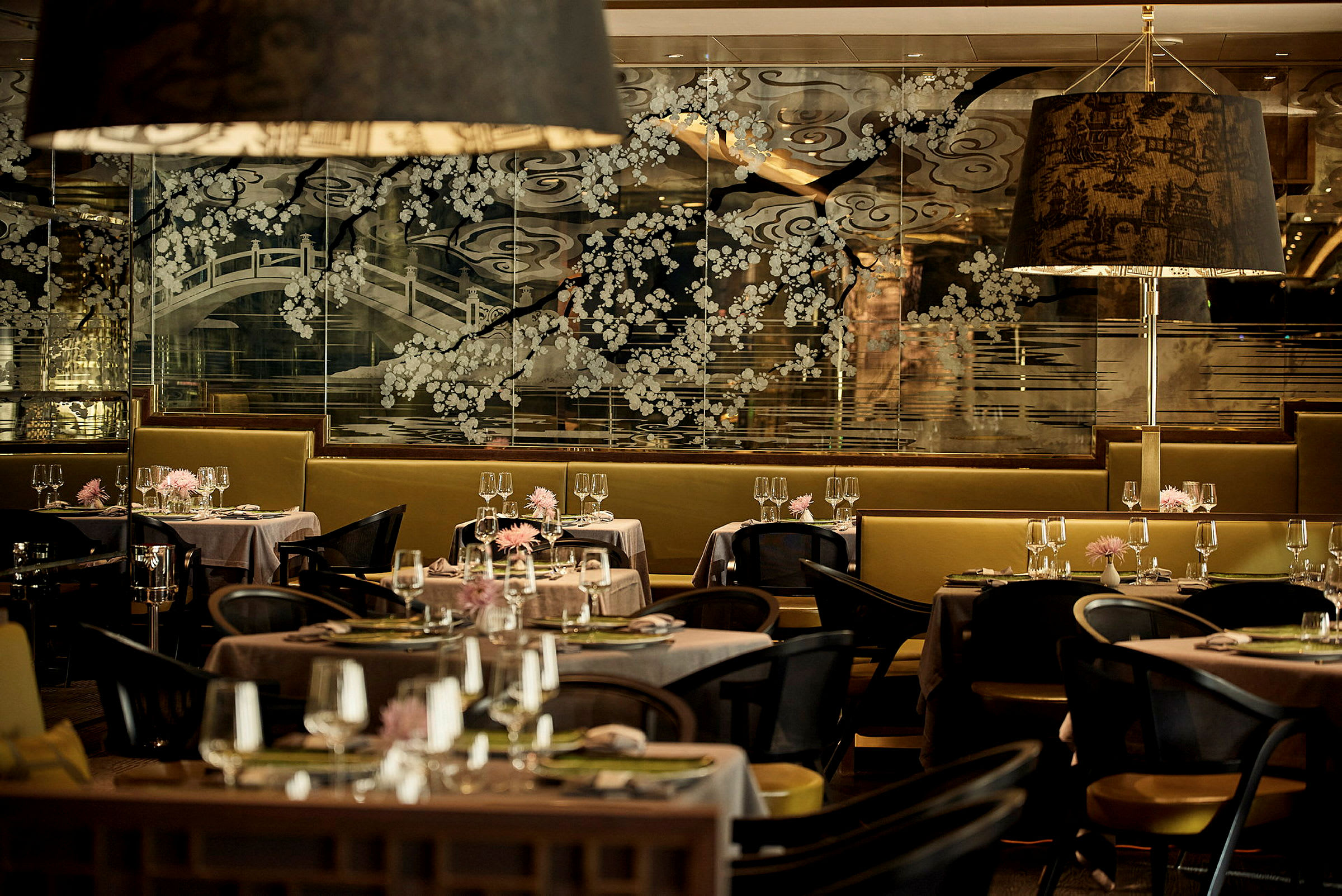 Elegant restaurang med dukade bord och dekorativ bakgrund. (AI-genererad text)