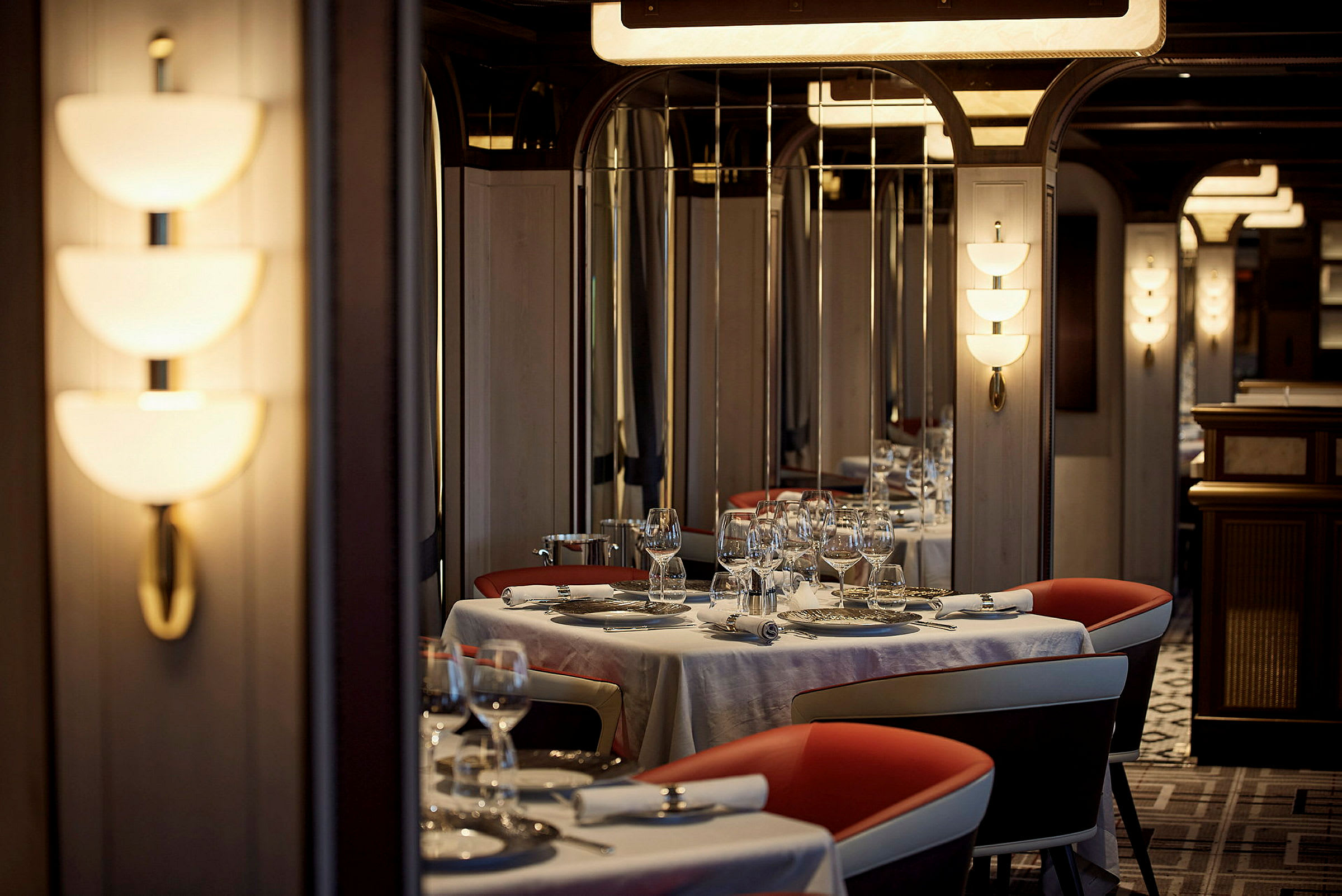 Interiör av en elegant restaurang med dukade bord och stilfull belysning. (AI-genererad text)