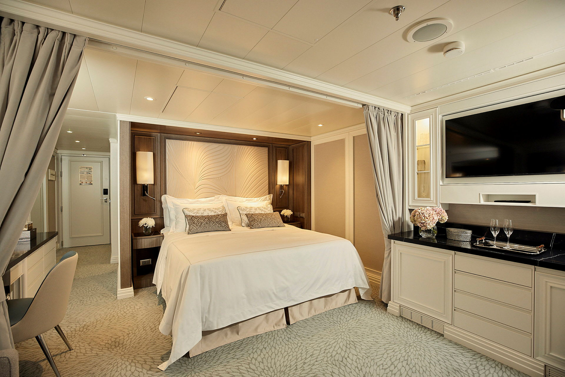 Ett elegant hotellrum med en stor bekväm säng, stilfull dekoration och välordnad inredning. (AI-genererad text)