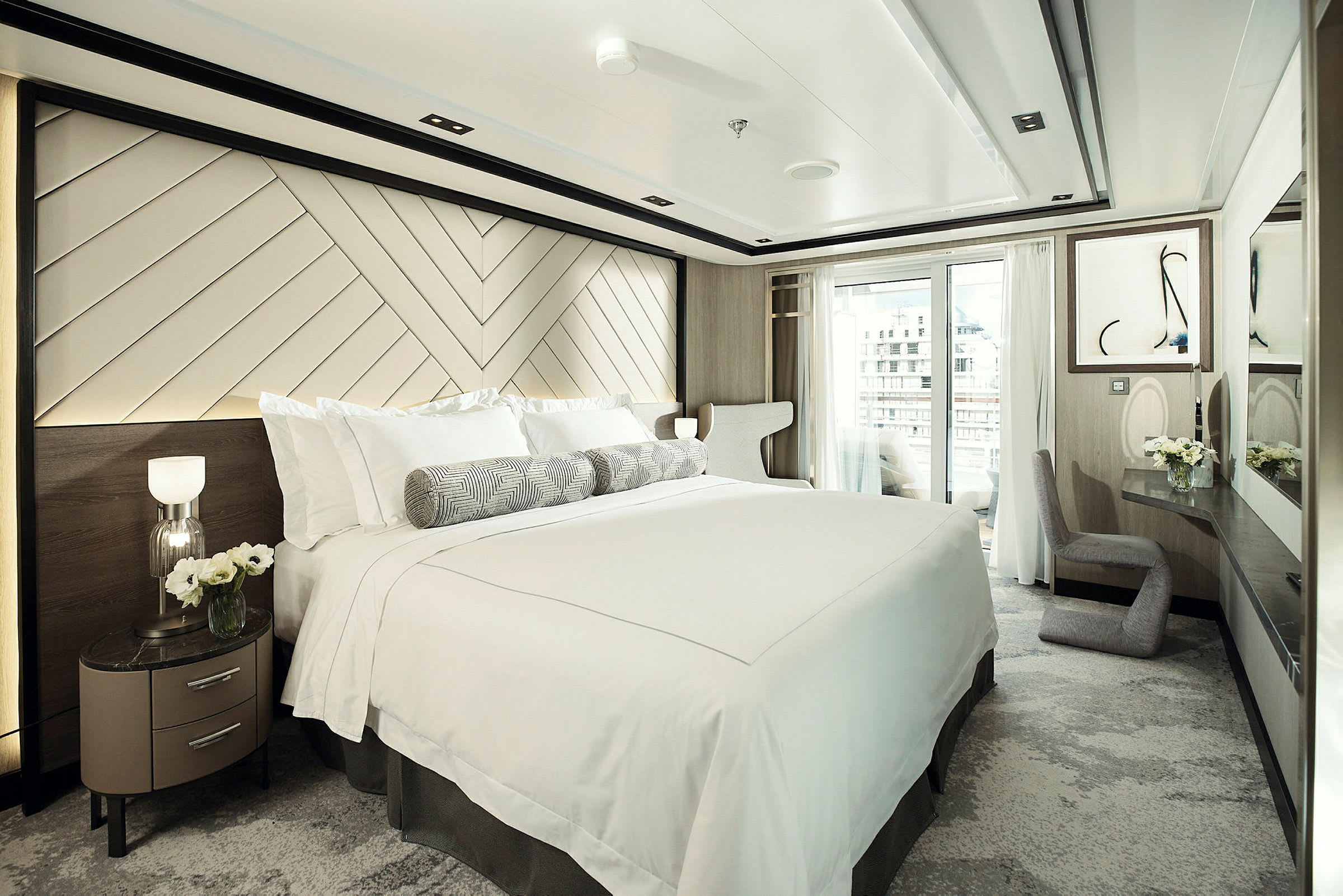 Hotellrum med dubbelsäng och modern inredning. (AI-genererad text)
