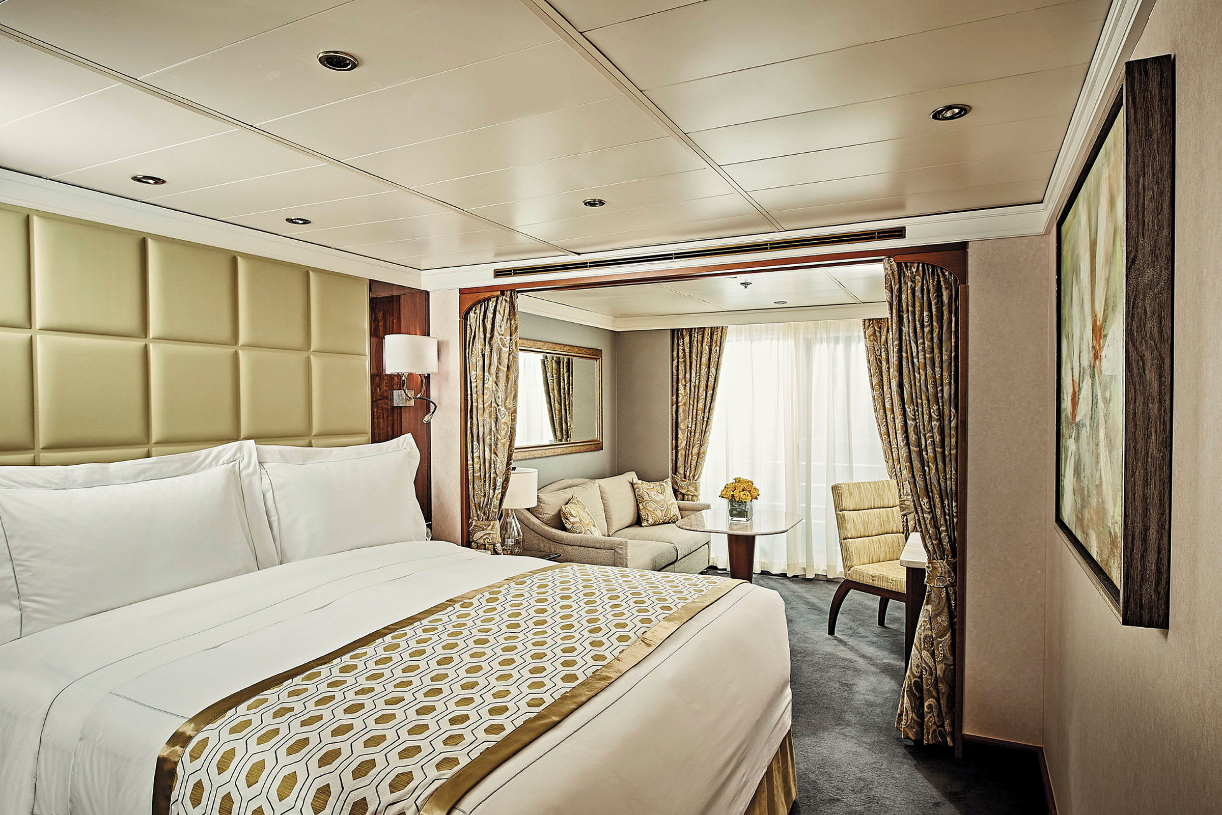 Interiör av ett elegant hotellrum med dubbelsäng och sittgrupp. (AI-genererad text)