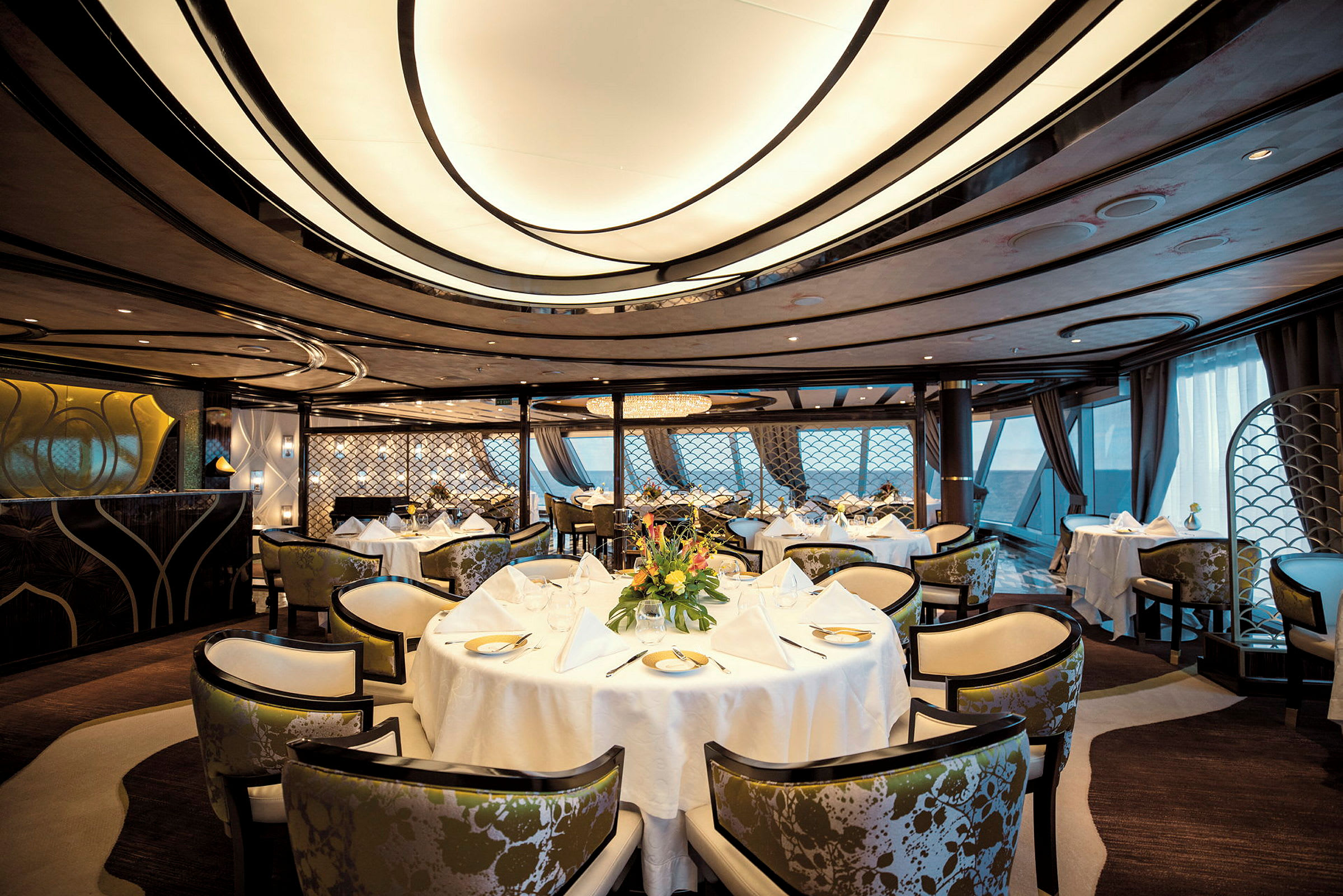 Elegant restaurang med dukade bord och blommor. (AI-genererad text)