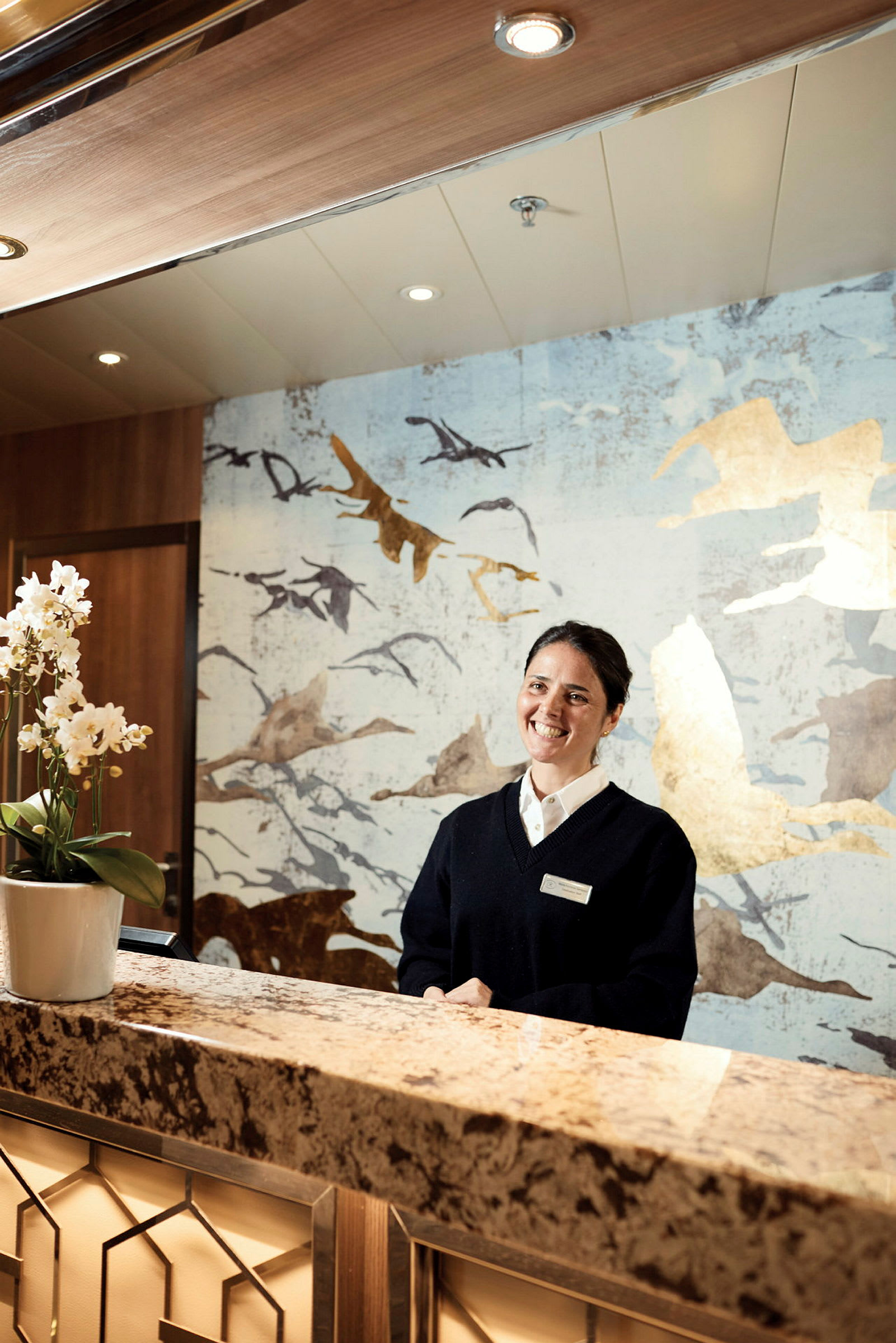 Reception med marmordisk och blommor på en vas. Bakgrund med dekorativt konstverk. (AI-genererad text)