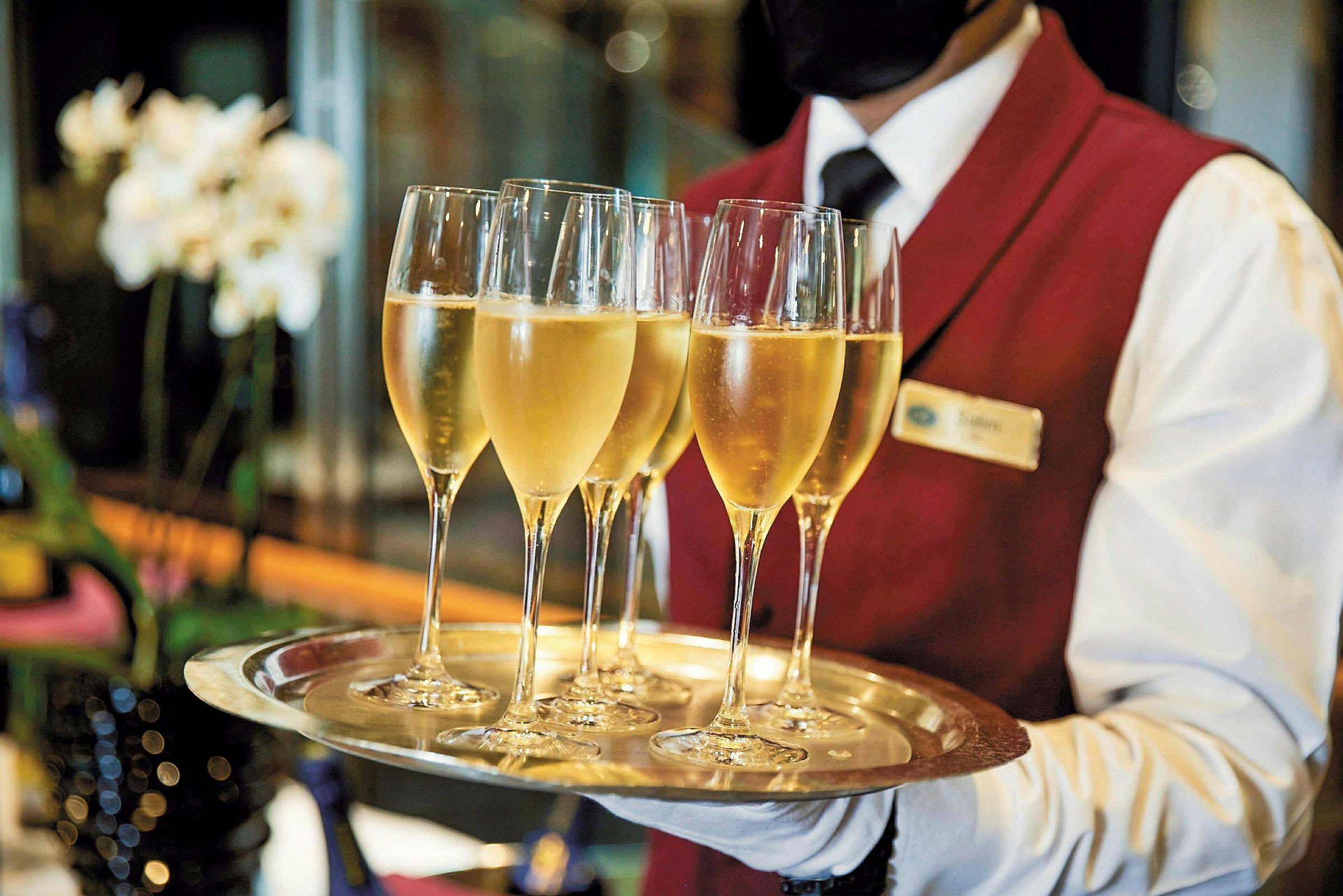 Servitör med bricka med flera champagneglas. (AI-genererad text)