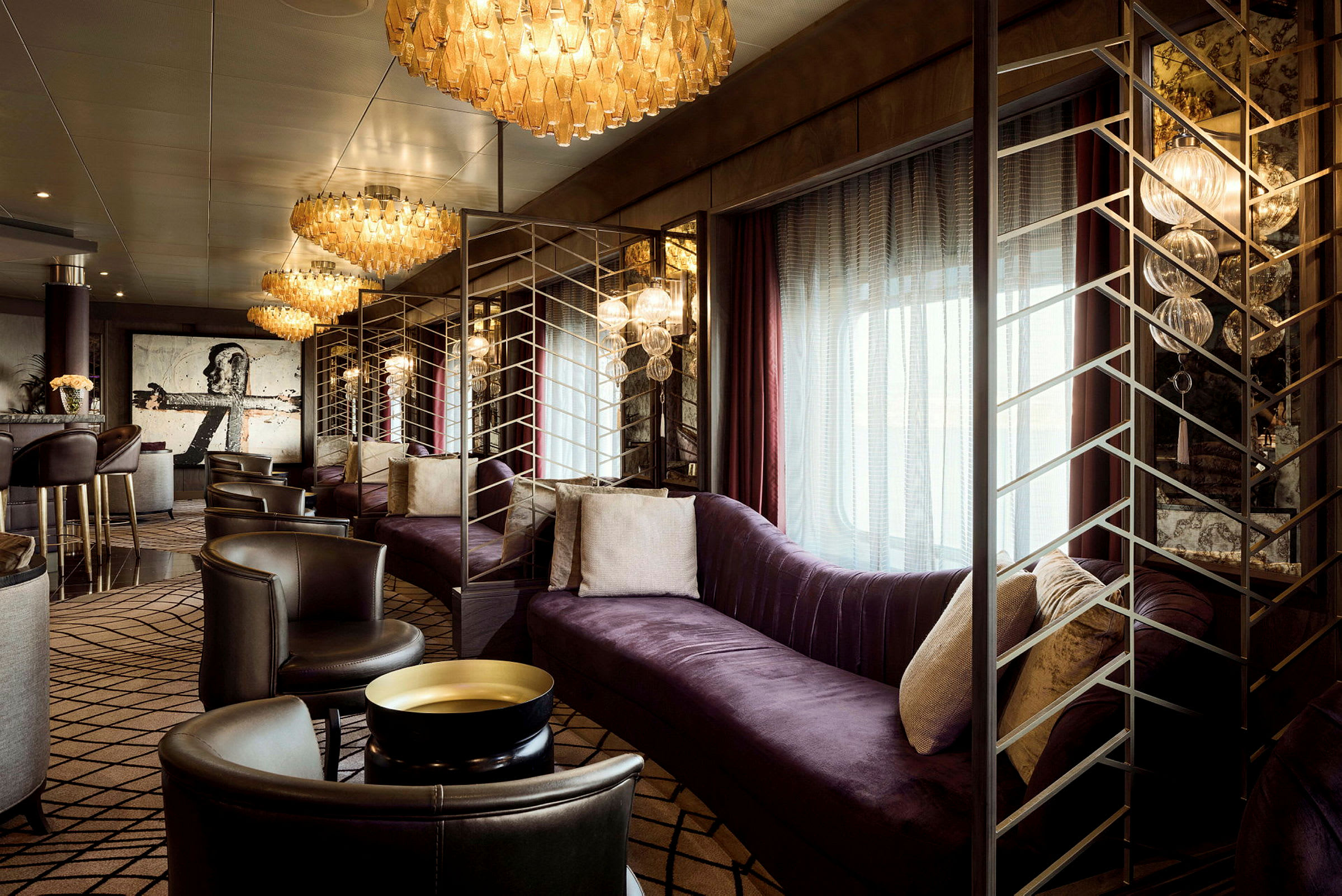 Elegant hotellbar med sittplatser i lyxig inredning. (AI-genererad text)