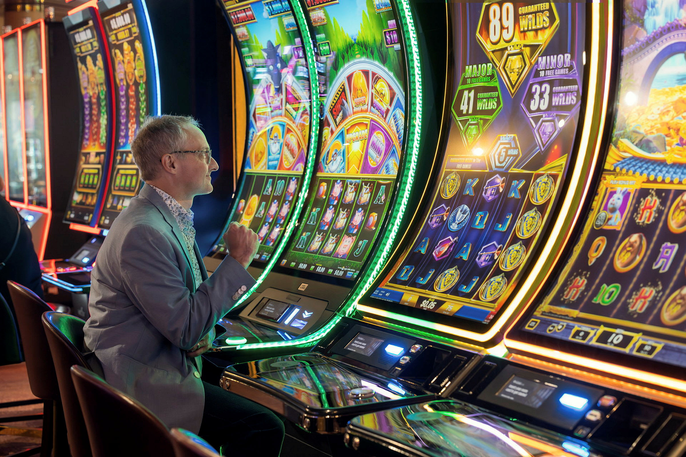 En person använder en spelautomat på ett kasino. (AI-genererad text)