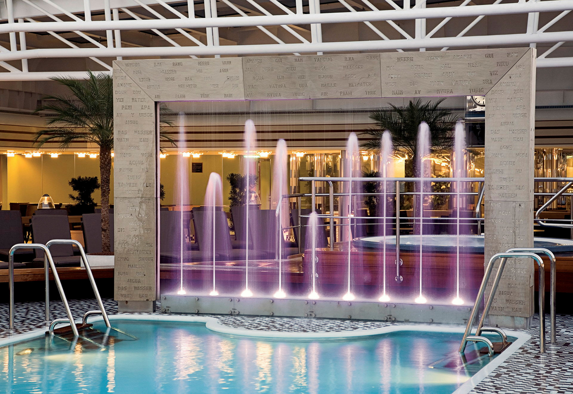 En inomhuspool med vattenstrålar och en jacuzzi i en modern spa-område. (AI-genererad text)
