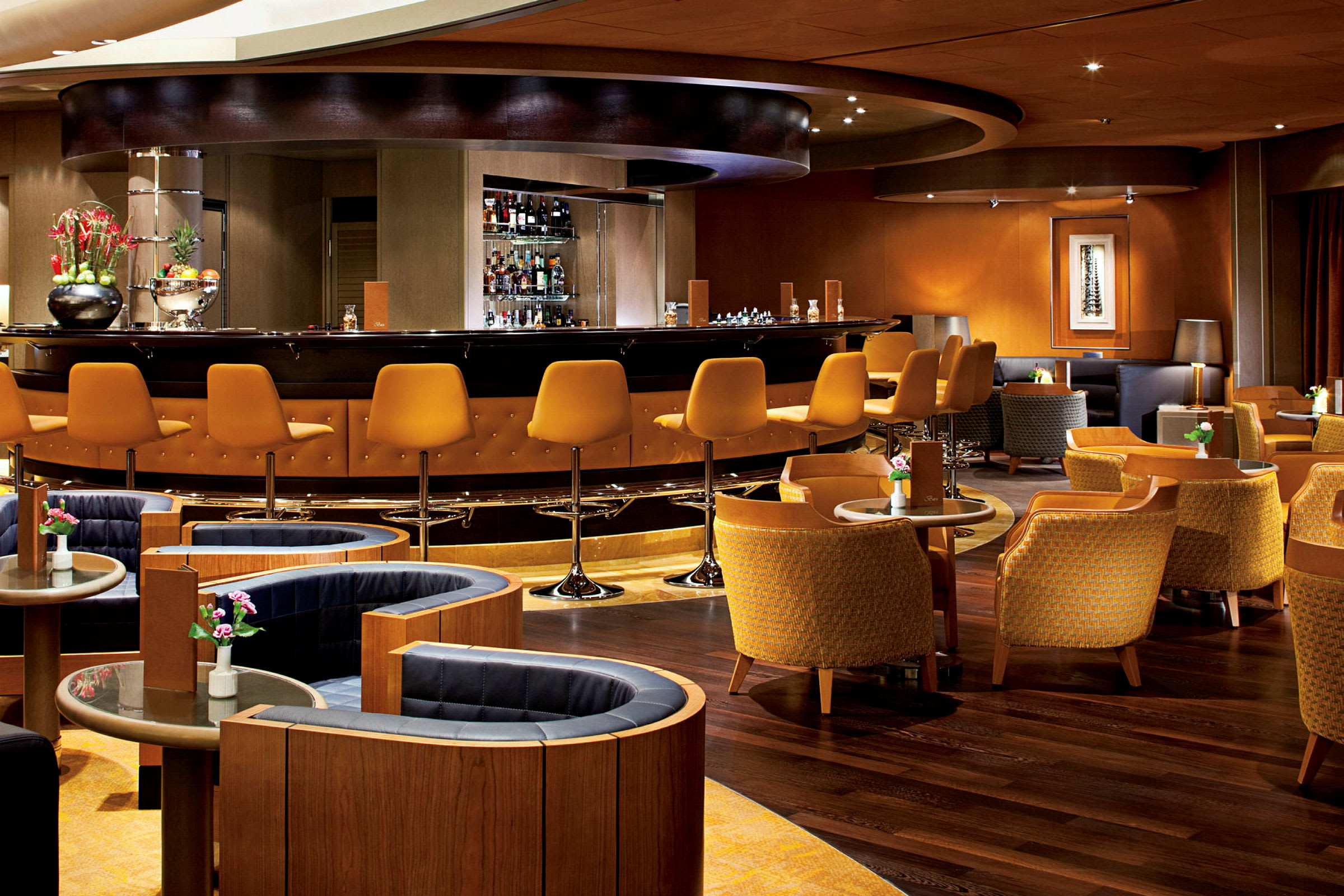 En hotellbar med sittplatser och ett serveringsområde. (AI-genererad text)