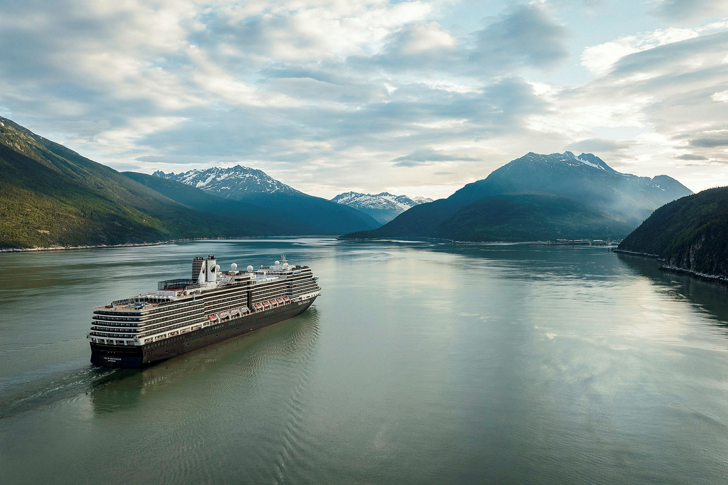 Kryssningsfartyg som seglar i en fjord omgiven av berg. (AI-genererad text)