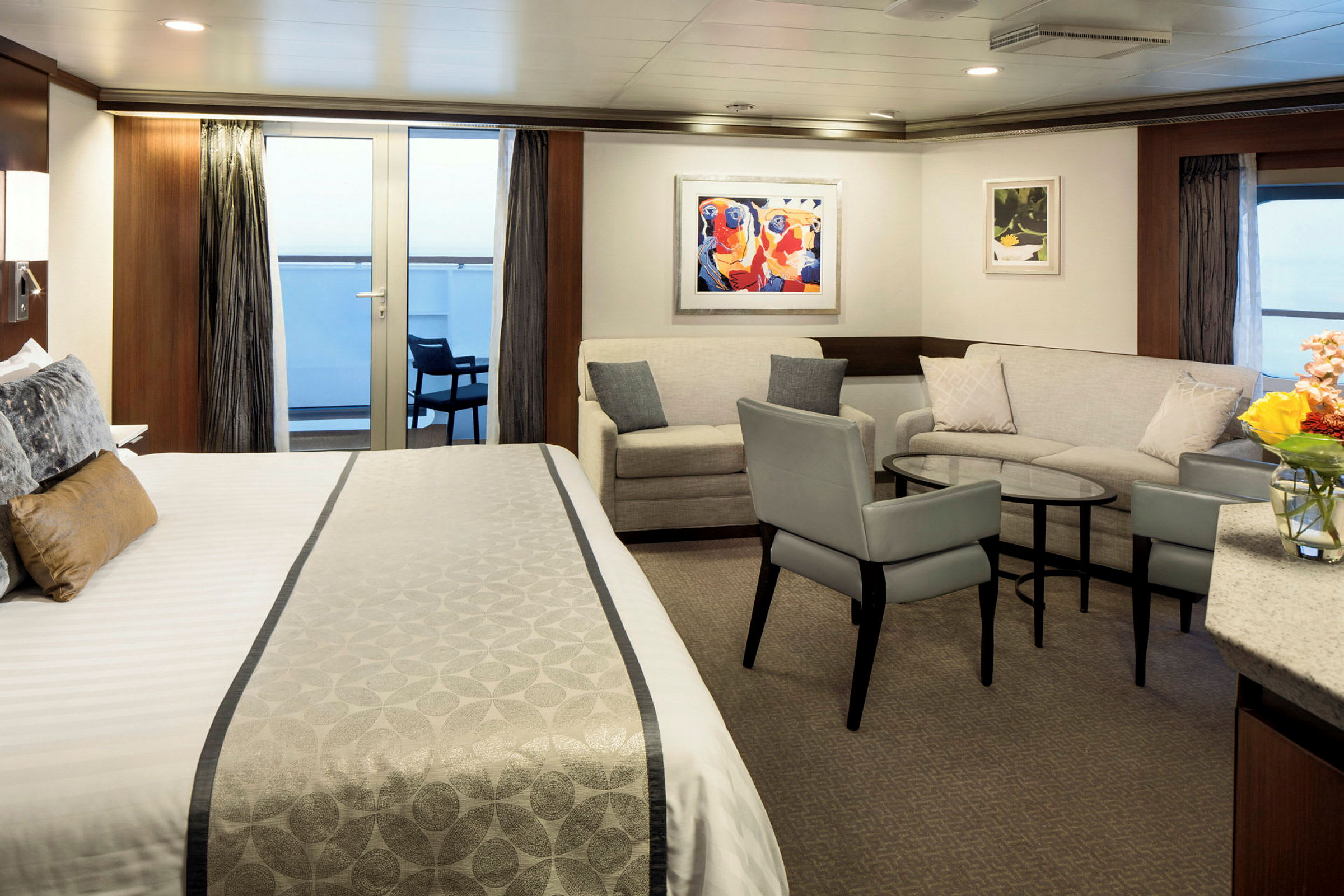 En hotellsvit med säng, sittgrupp och balkong. (AI-genererad text)