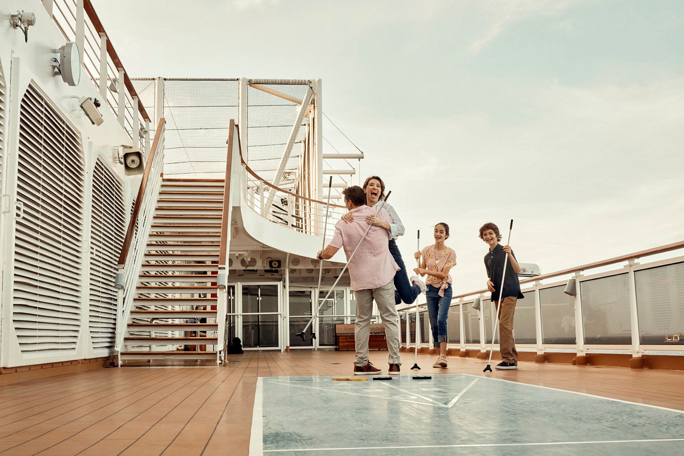Personer spelar shuffleboard på en fartygsdäck. (AI-genererad text)