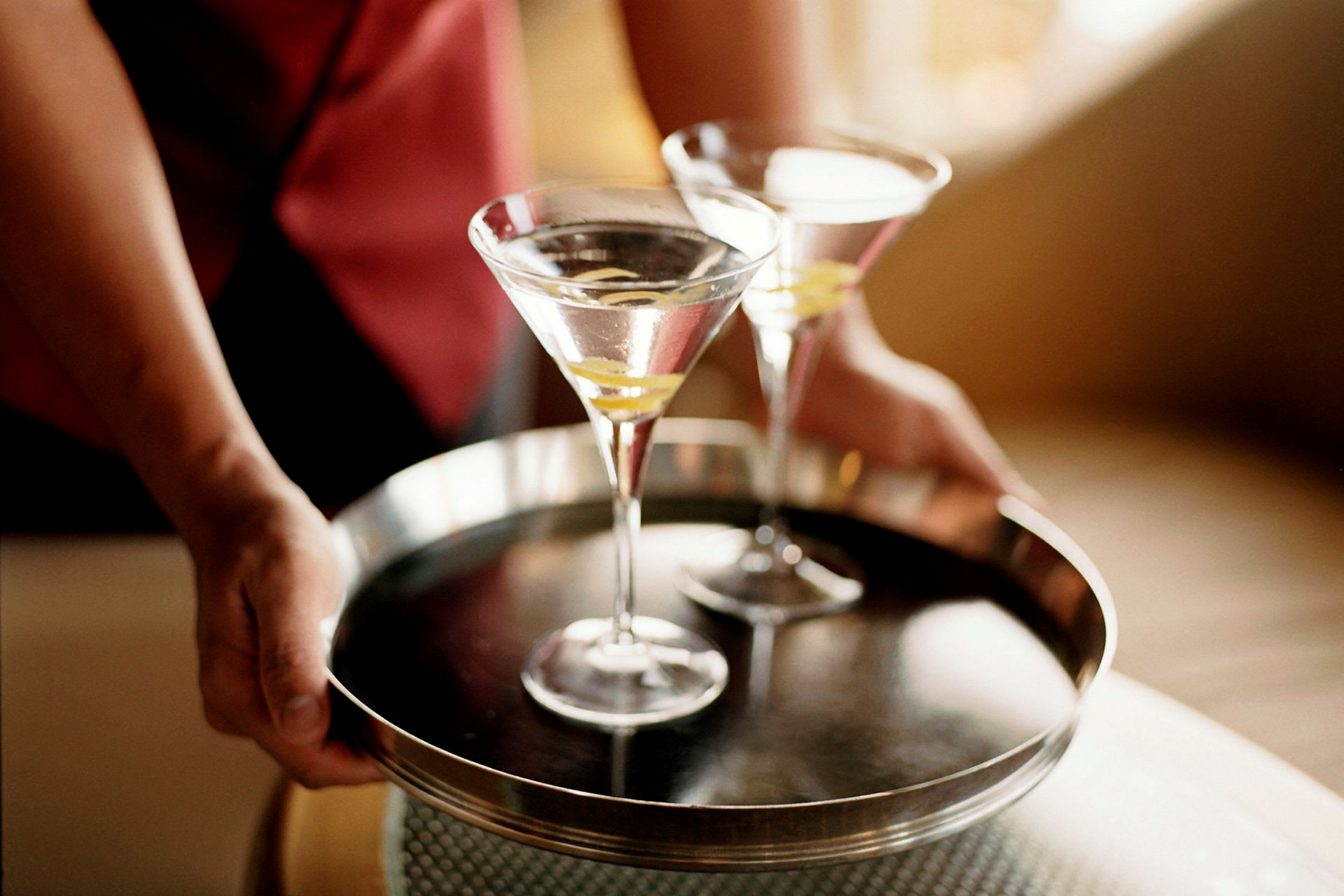 Två cocktailglas på en silverbricka. (AI-genererad text)