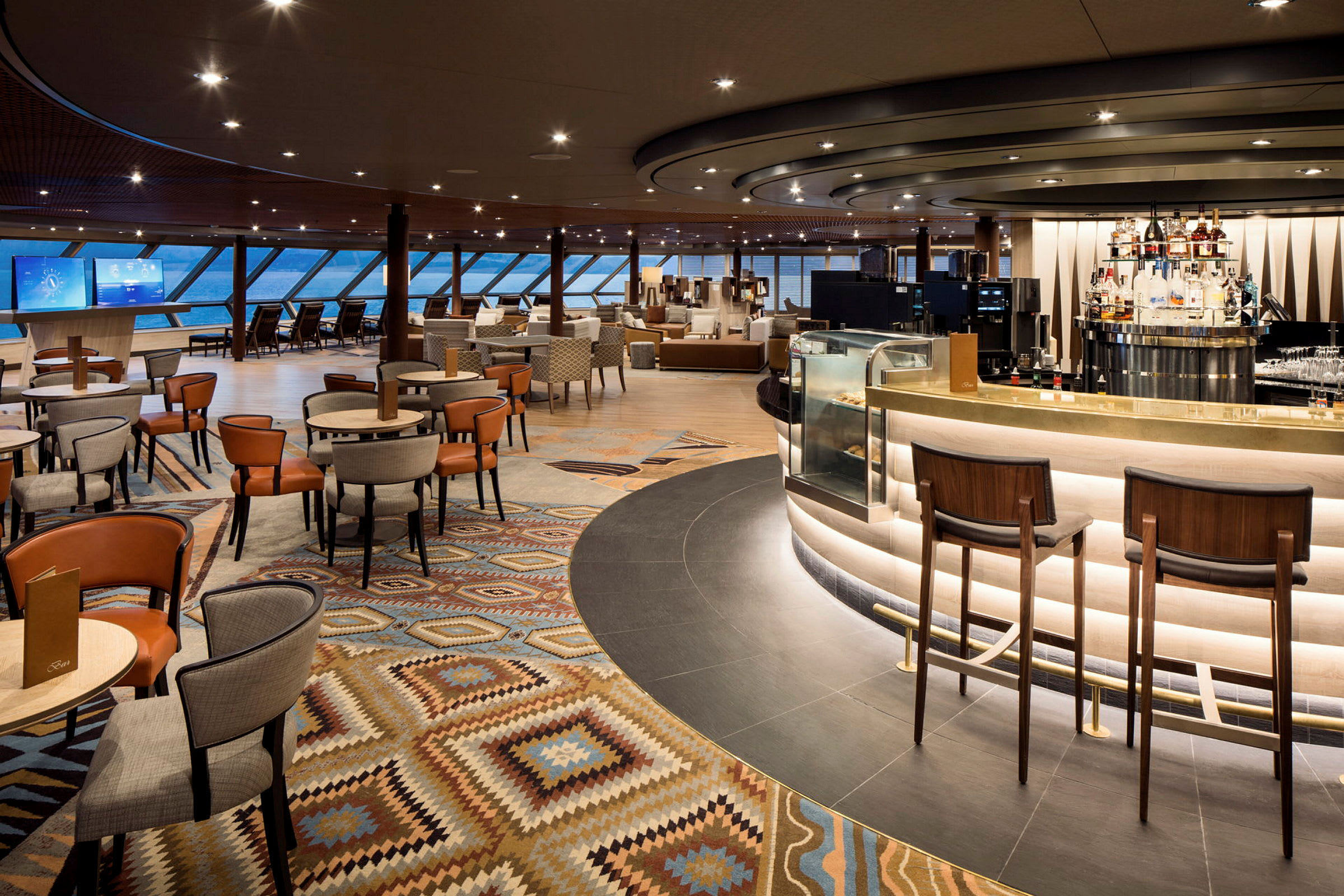 Modern restaurang med bord och stolar samt en bar med dryckesutbud. (AI-genererad text)