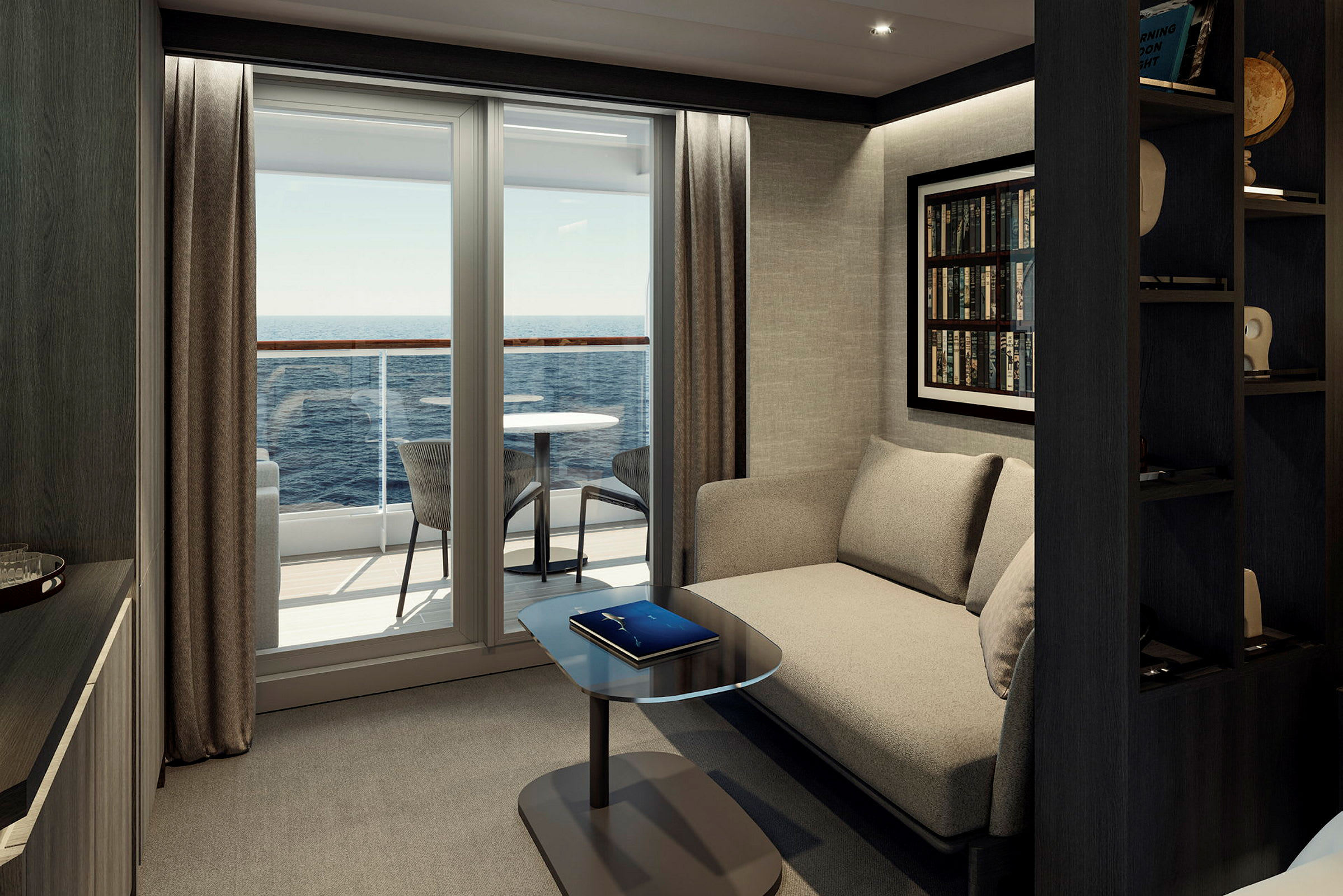 En modern inredning med en soffa, ett soffbord och en upplyst bokhylla. Utanför glasdörrarna syns en balkong med sittmöbler och utsikt över havet. (AI-genererad text)