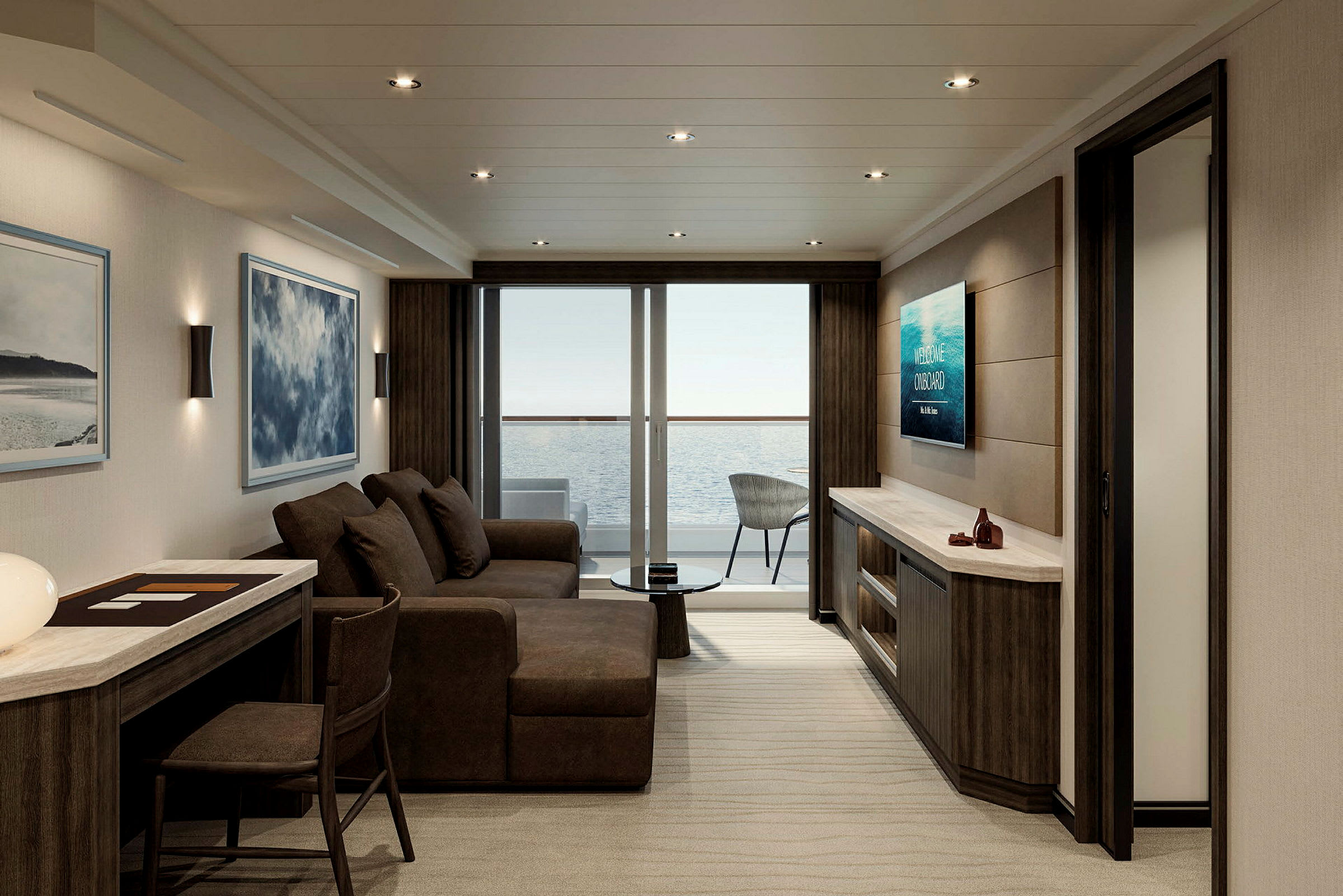 Ett modernt hotellrum med en soffa, TV och balkong med havsutsikt. (AI-genererad text)