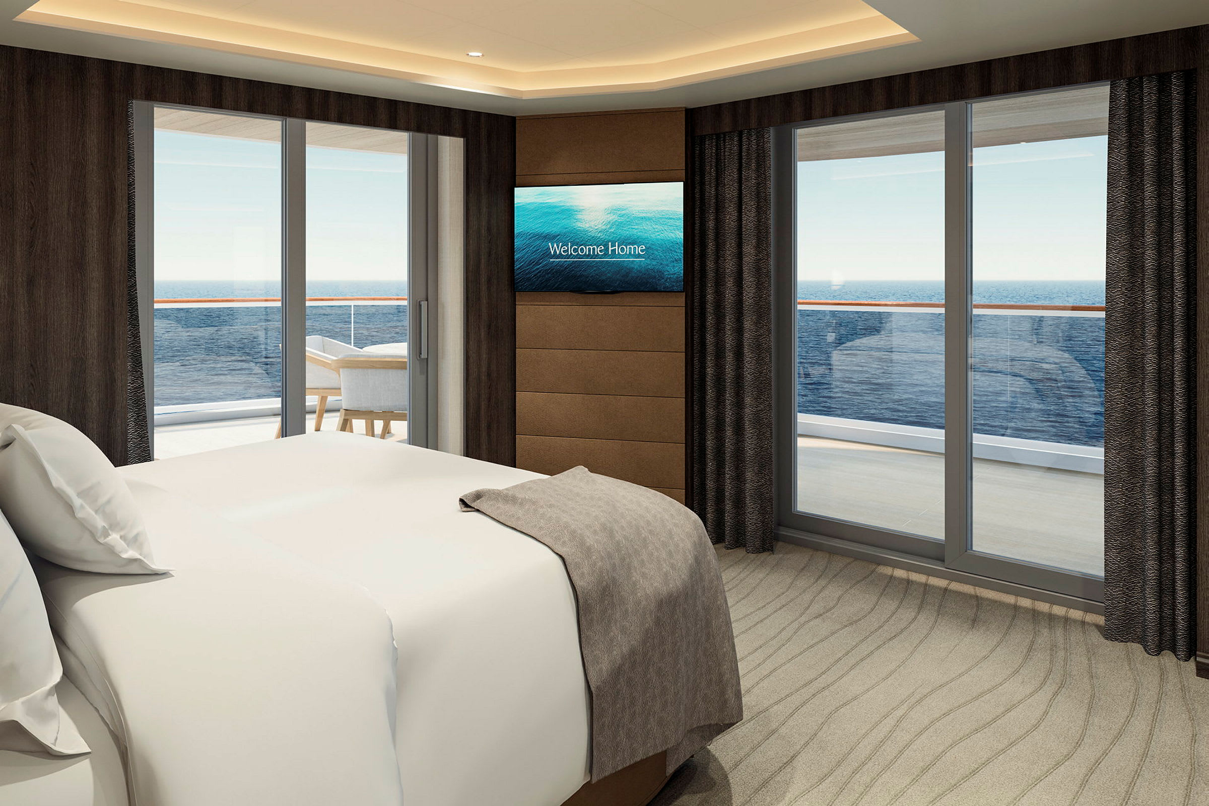 Ett hotellrum med en säng, fönster som vetter mot en balkong, och utsikt över havet. (AI-genererad text)