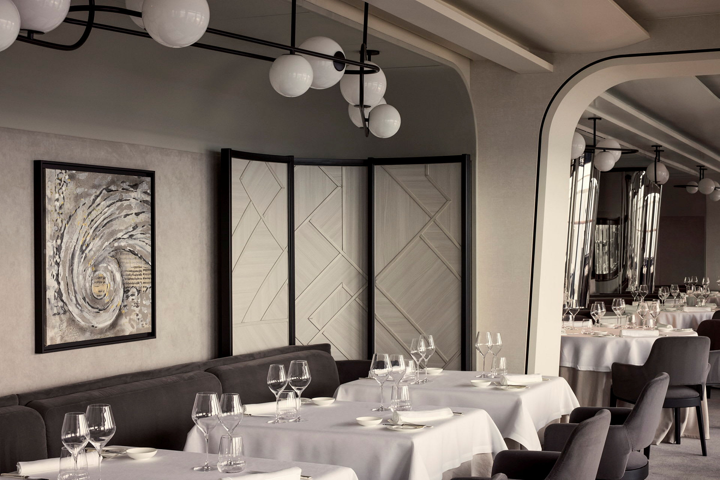 Restaurang med uppdukade bord och modern inredning. (AI-genererad text)