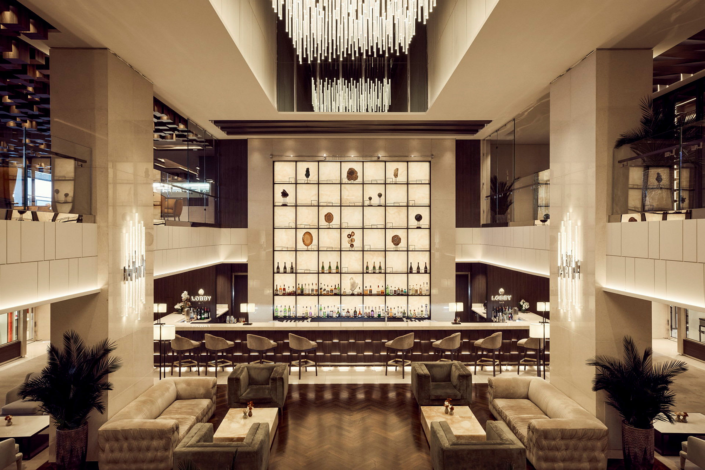 Elegant hotellobby med sittgrupper och bar. (AI-genererad text)