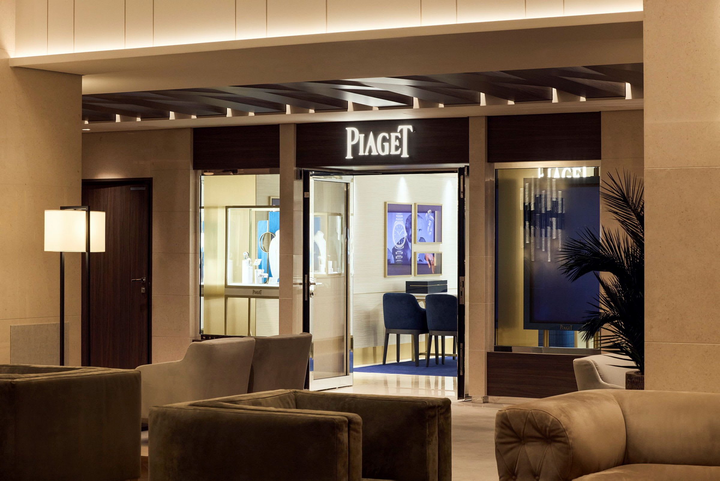 En elegant butik med Piaget-logotyp, sittplatser och inredning. (AI-genererad text)