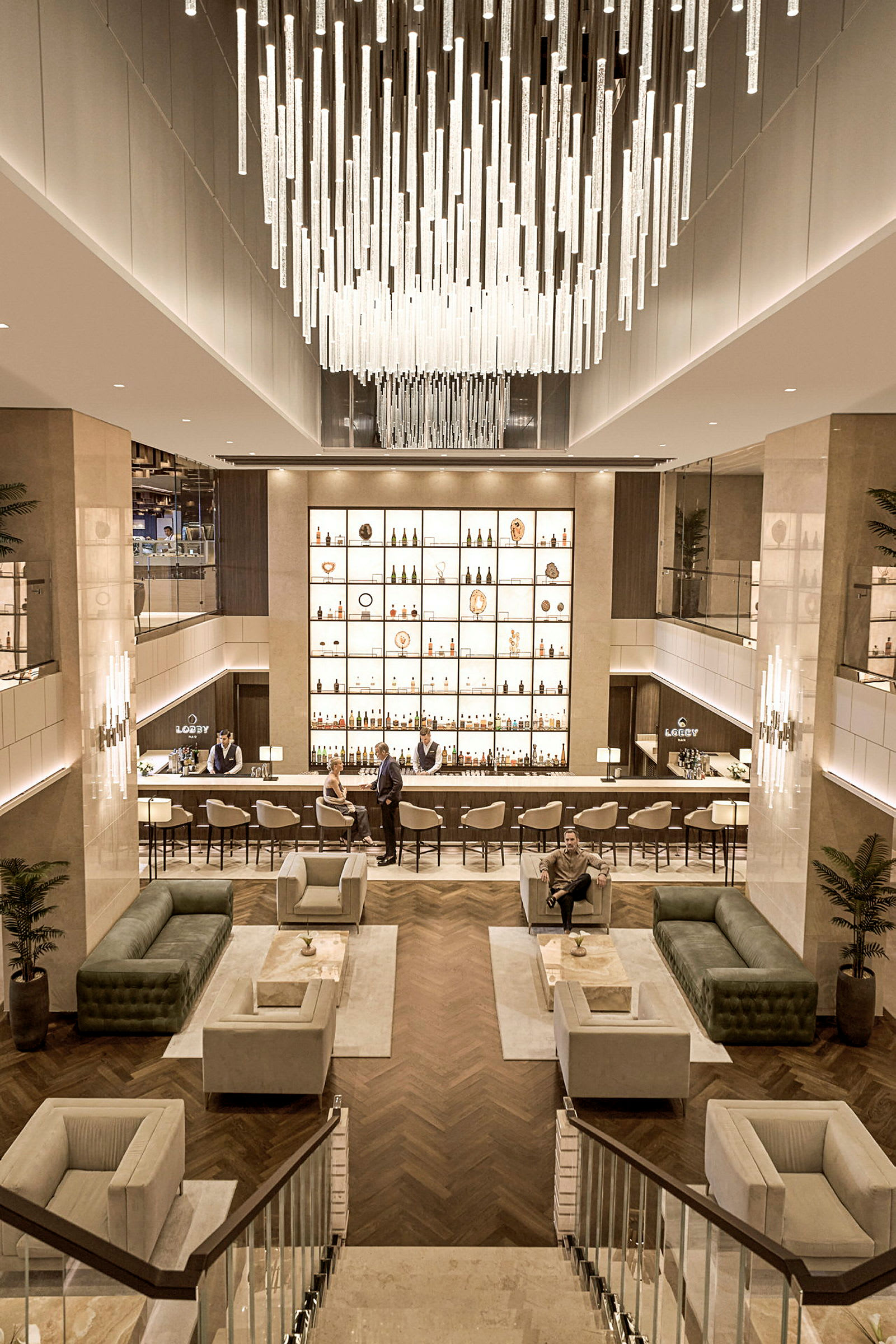En elegant hotellobby med en stor takinstallation och moderna möbler. (AI-genererad text)