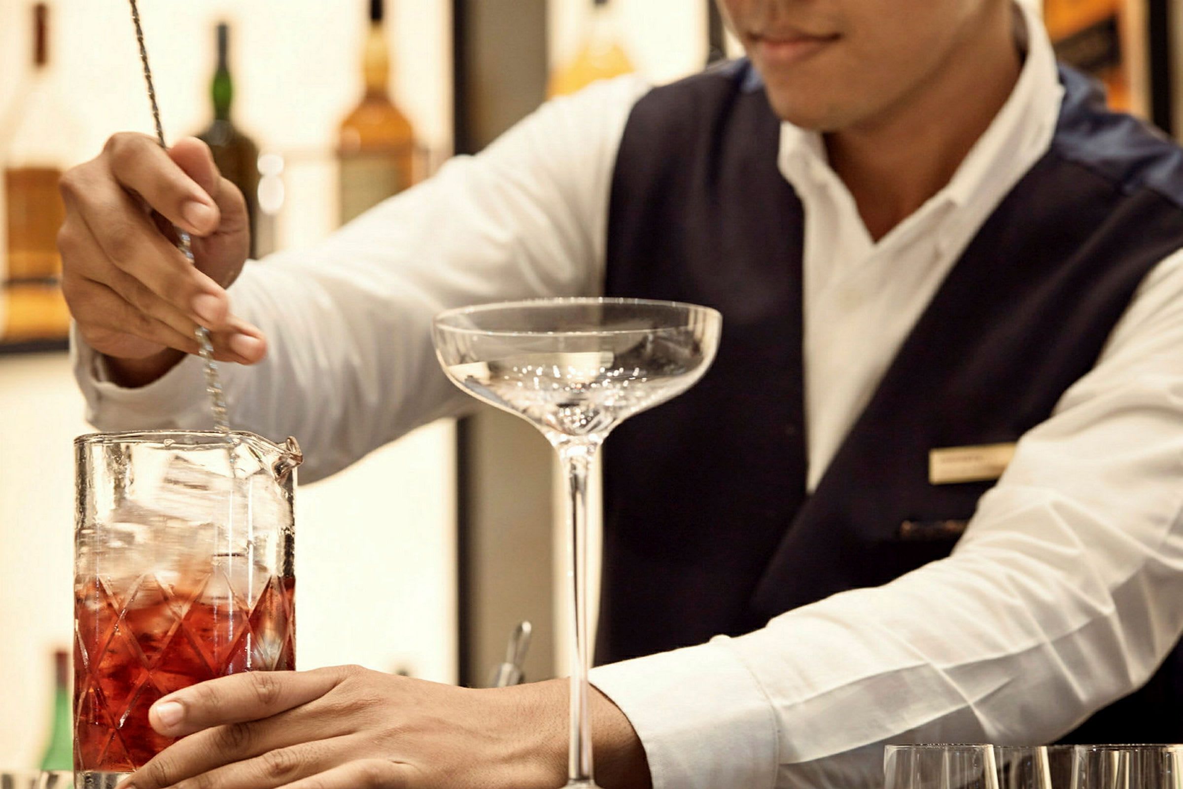 En bartender blandar en drink. (AI-genererad text)