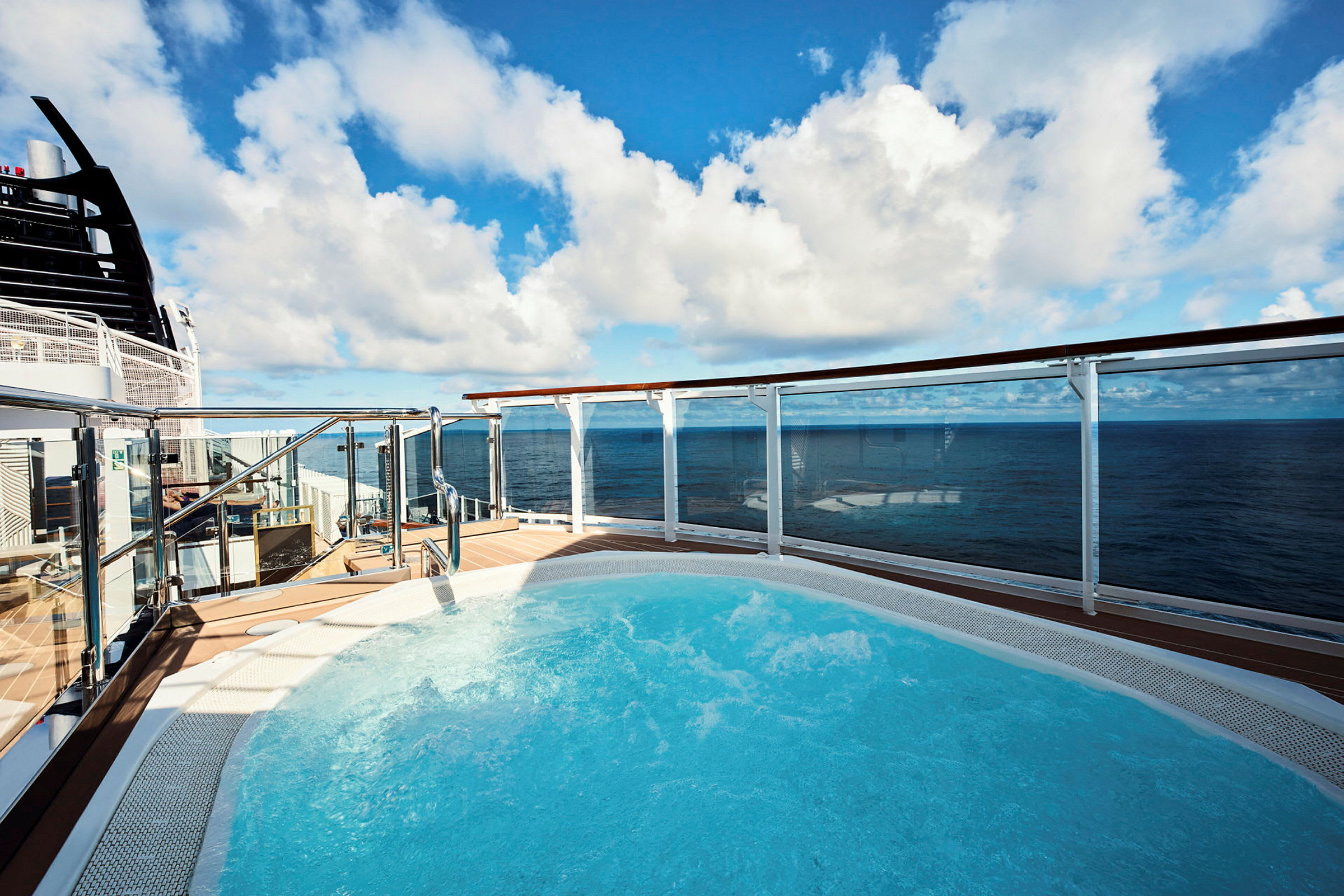 Bubbelpool på ett fartygsdäck med vy över havet. (AI-genererad text)
