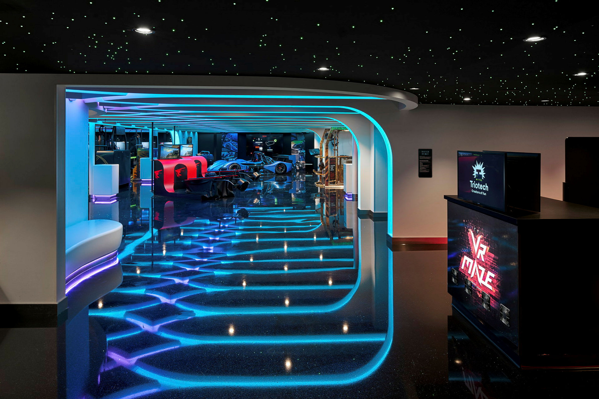 Interiör av ett VR-center med futuristisk design och ljuseffekter. (AI-genererad text)