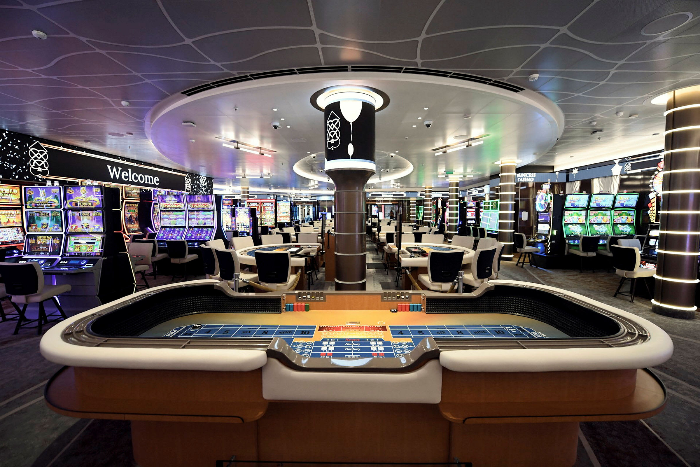 Ett casino interiör med spelautomater och ett spelbord för bordsspel. (AI-genererad text)