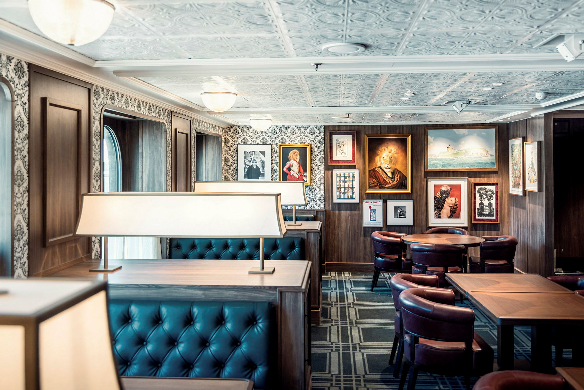 En restaurang med sittbås och tavlor på väggarna. (AI-genererad text)