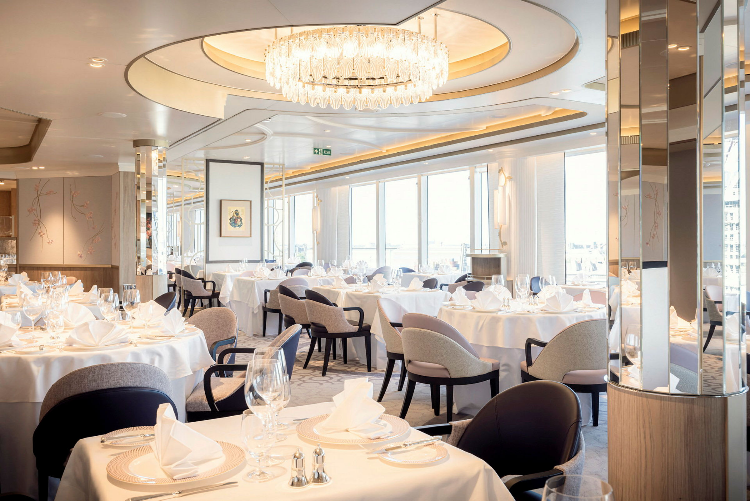 En elegant restaurang med dukade bord och en kristallkrona. (AI-genererad text)